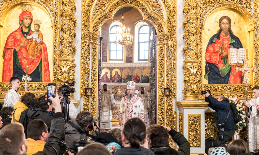 Metropolitan Epiphanius, primado de la Iglesia ortodoxa de Ucrania, preside el servicio litúrgico de Navidad en la catedral Holy Dormition del monasterio Kyiv-Pechersk Lavra, en Kiev, el sábado 7 de enero de 2023. (Brendan Hoffman/The New York Times)