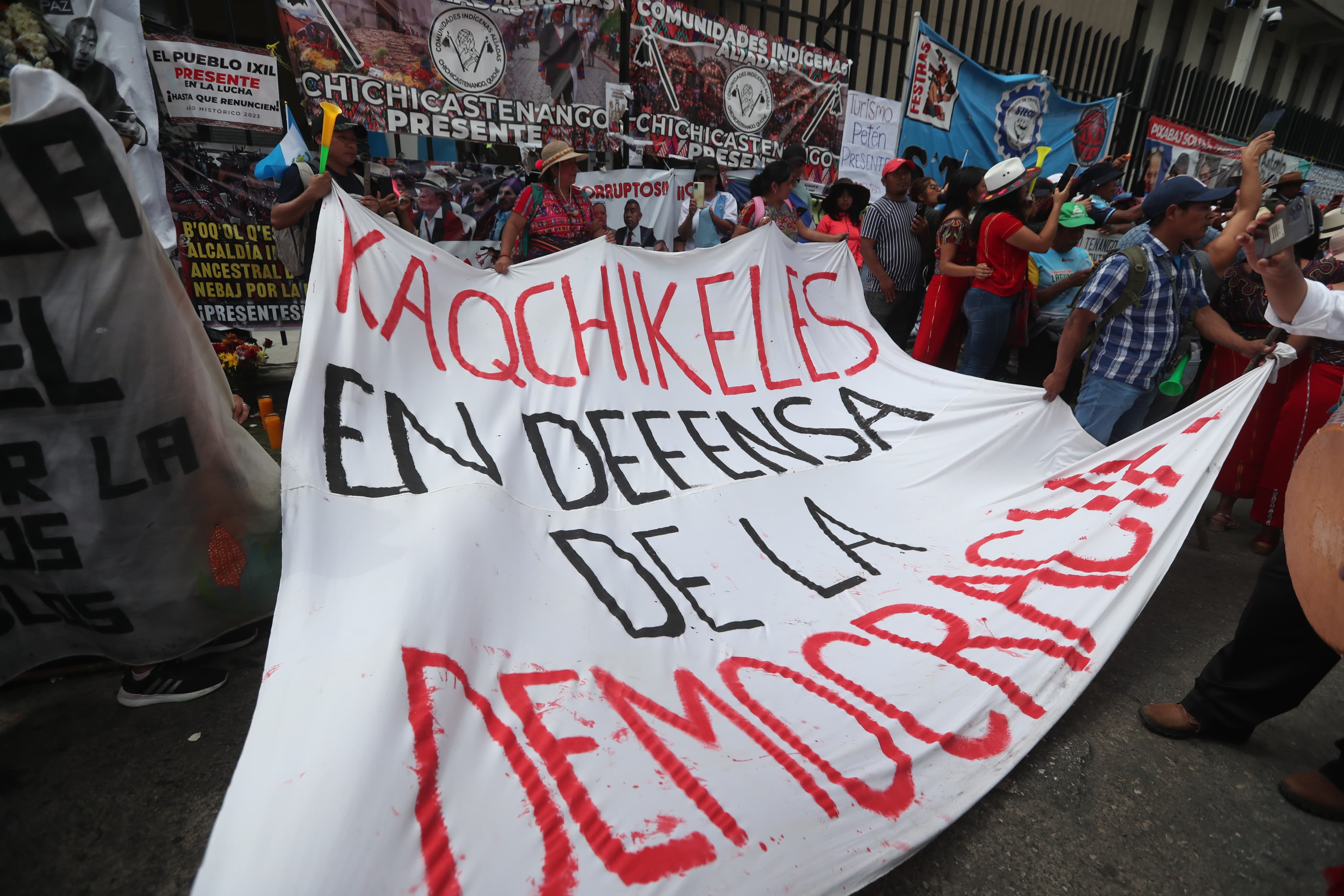 Las protestas contra la fiscal general Consuelo Porras persisten frente a la sede de la Fiscalía, en el barrio Gerona, zona 1 de la capital. (Foto Prensa Libre: Érick Ávila)