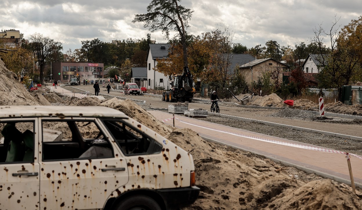 Trabajadores reconstruyen una calla destruida por bombardeos rusos en  Kiev, Ucrania. (Foto Prensa Libre: EFE)