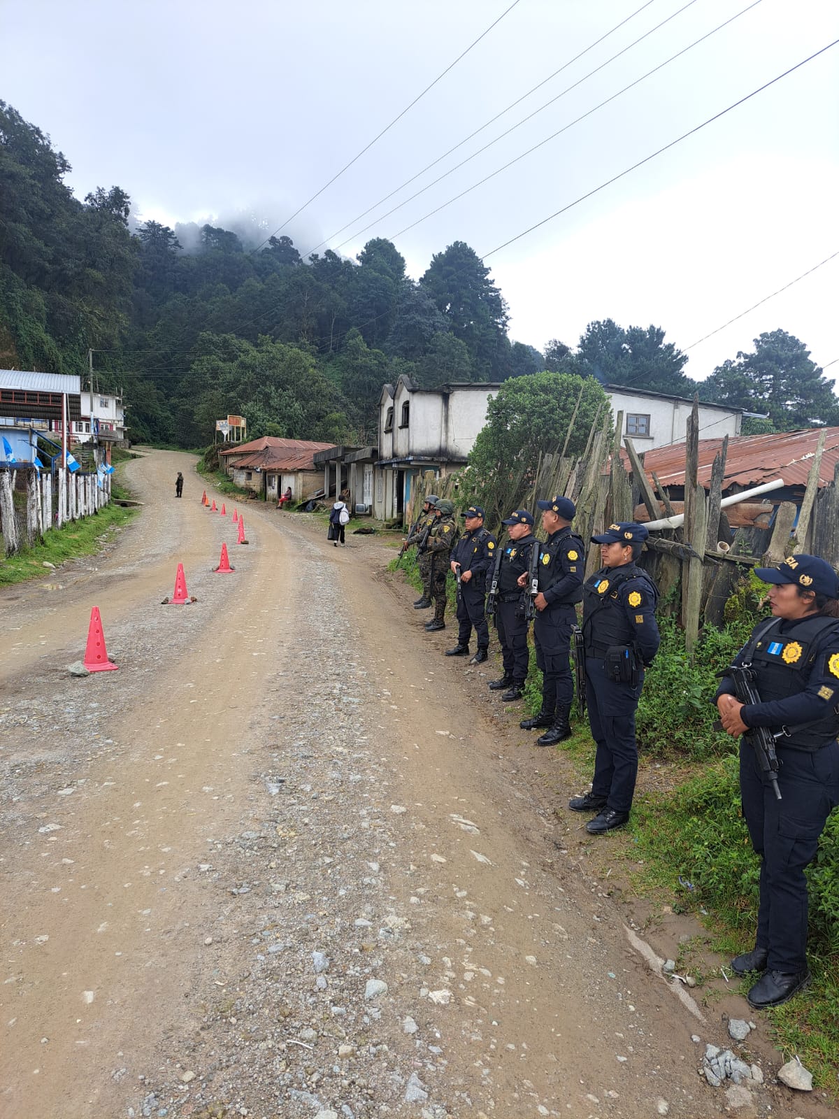 La PNC investiga un incidente en La Gomera, Escuintla, donde un hombre recibió a balazos a un grupo de agentes y la respuesta causó que pobladores los agredieran. (Foto de referencia. Prensa Libre: PNC)