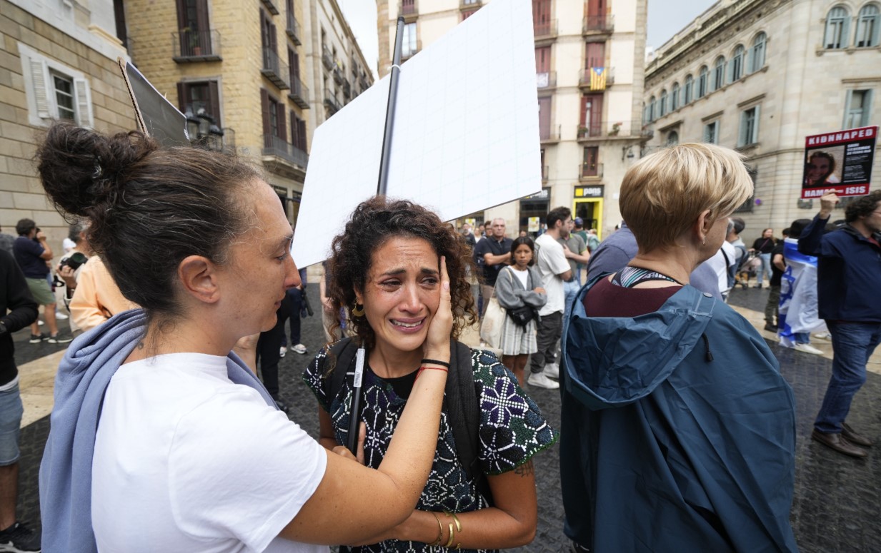 Manifestantes en Barcelona, España, reclaman la liberación de rehenes en Gaza. (Foto Prensa Libre: EFE).