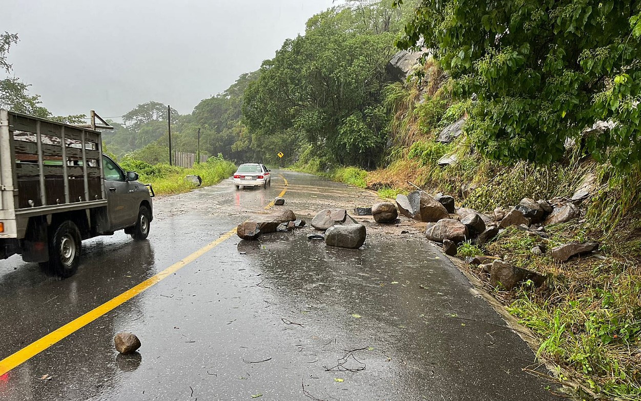 El potente fenómeno deja grandes daños en México. Una calle cerca del balneario de Acapulco, en Guerrero. (Foto Prensa Libre: EFE)