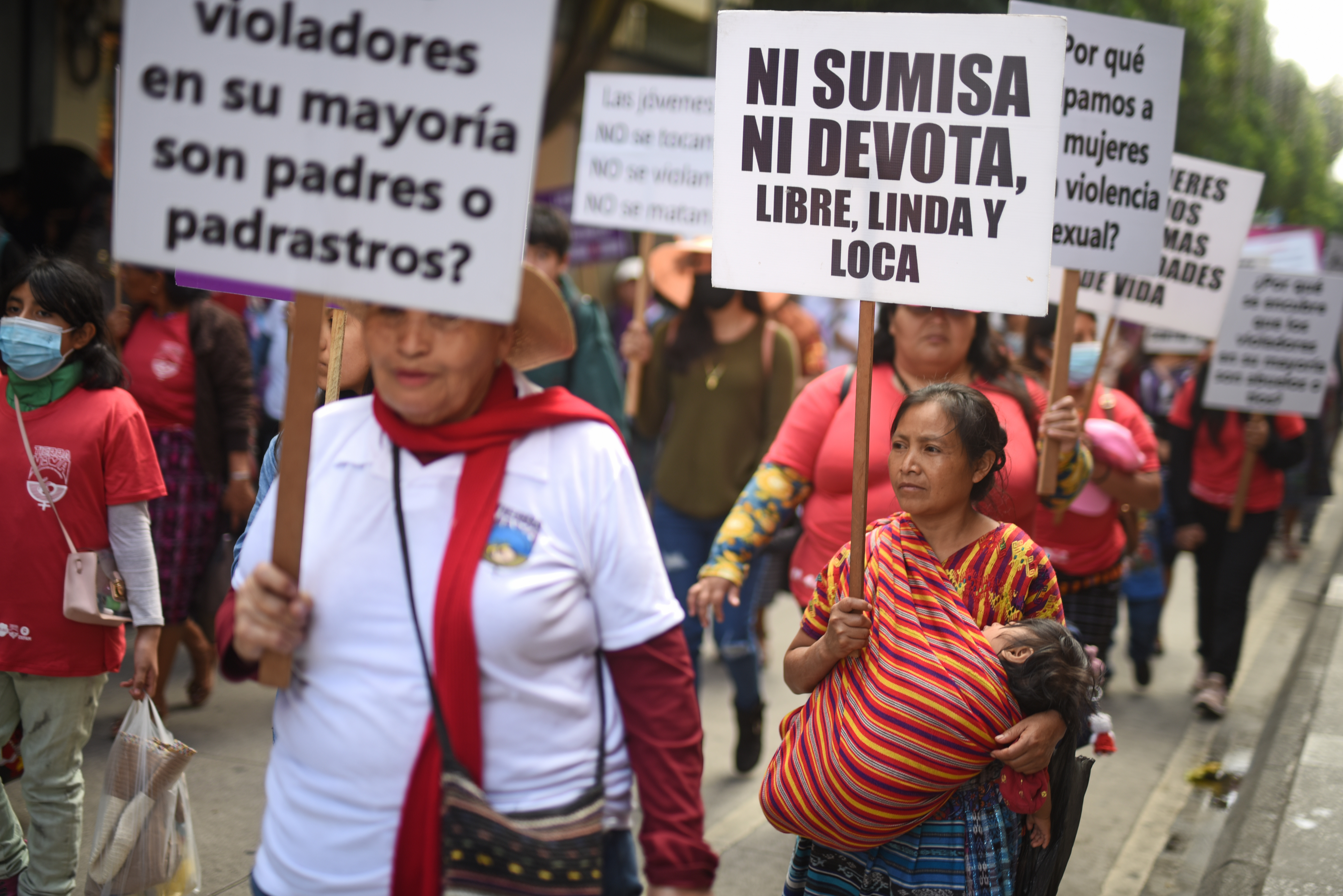 AME9810. CIUDAD DE GUATEMALA (GUATEMALA), 25/11/2023.- Mujeres sostienen carteles en una marcha en conmemoración al Día Internacional de la Eliminación de la Violencia contra las Mujeres hoy, en la Ciudad de Guatemala (Guatemala). EFE/ Edwin Bercian