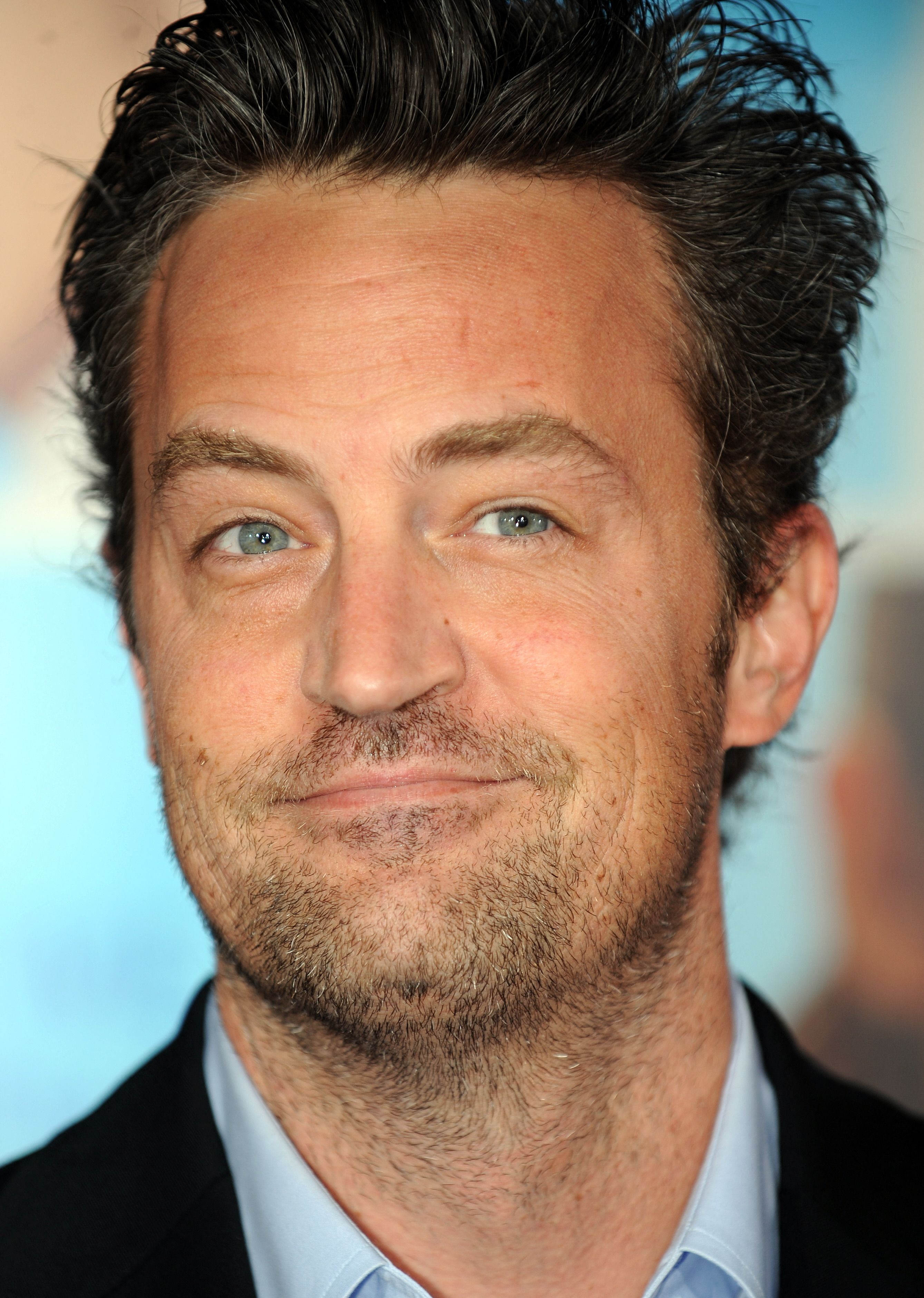 (FILES) US Actor Matthew Perry arrives at the premiere of The Invention of Lying at the Graumans Chinese Theatre in Hollywood, California on September 21, 2009. (Photo by Gabriel BOUYS / AFP)