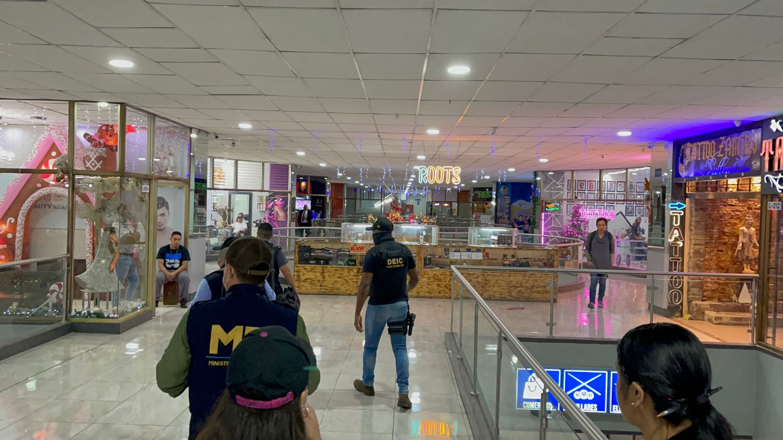 PNC y MP recaban evidencias en un centro comercial de la zona 1 por denuncias de robo. (Foto Prensa Libre: PNC)