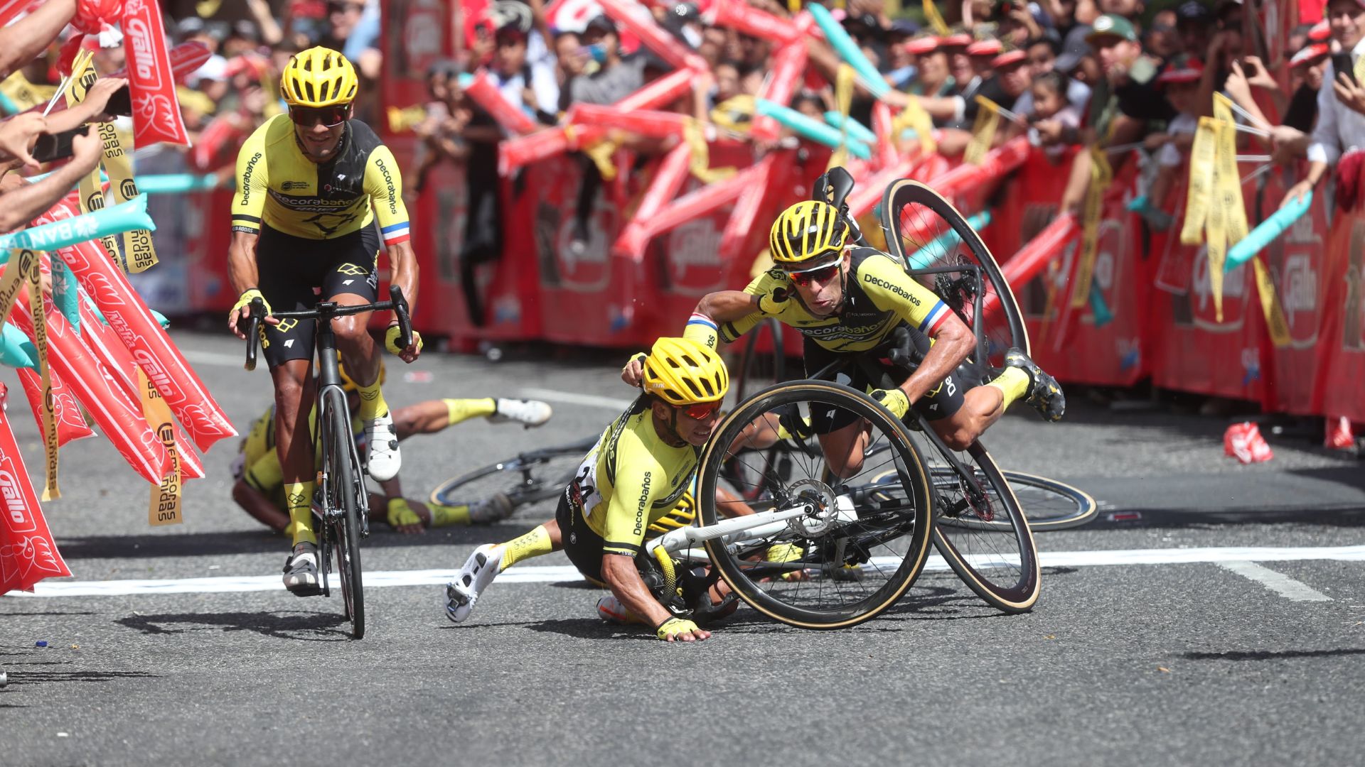 Manuel Rodas (lentes oscuros) al momento de caer junto a uno de sus compañeros cruzando la meta. (Foto Prensa Libre: Érick Ávila)