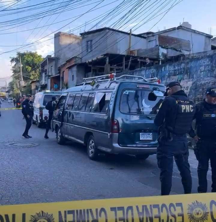 Un ataque armado dejó un muerto en un autobús en la zona 1 de Fraijanes. (Foto Prensa Libre: V. Chamalé)