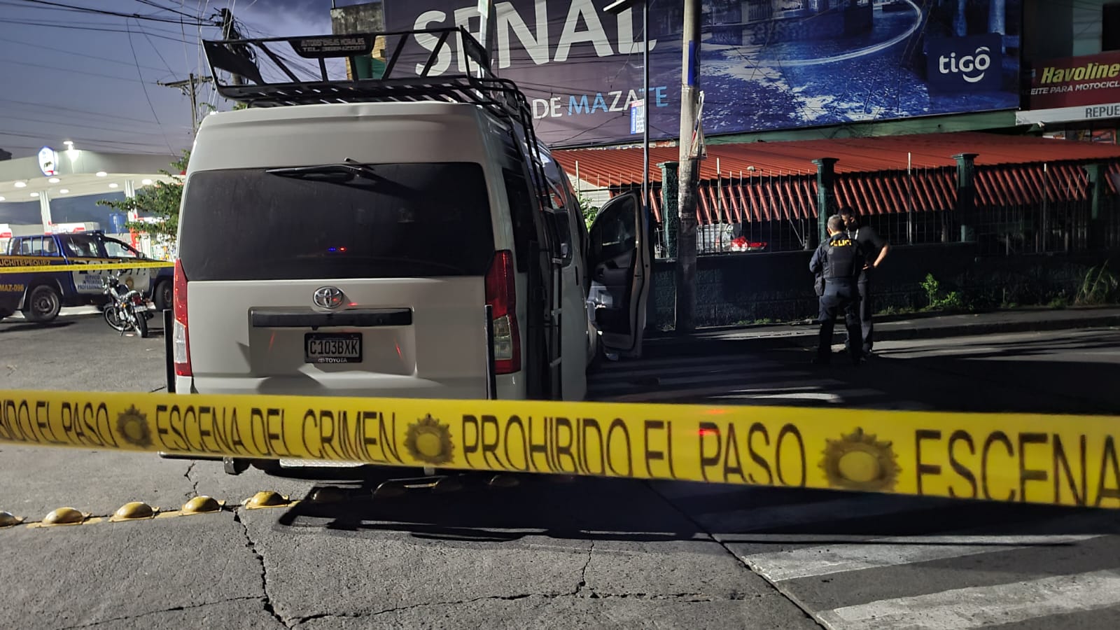Sicarios que pertenecen a una banda criminal atacaron este 10 de noviembre un bus donde se transportaban alumnos de la Academia de PNC. (Foto Prensa Libre: Marvin Túnchez).