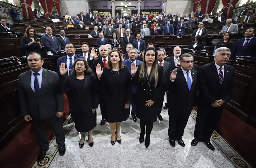 La CSJ fue juramentada la noche del 15 de noviembre ante el Pleno del Congreso para concluir el periodo, pero 12 de 13 busca seguir en los cargos. Fotografía: Congreso de la República. 