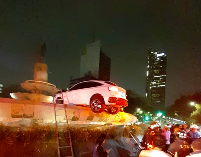 El fuerte accidente ocurrió en Reforma, ciudad de México. (Foto Prensa Libre:) 