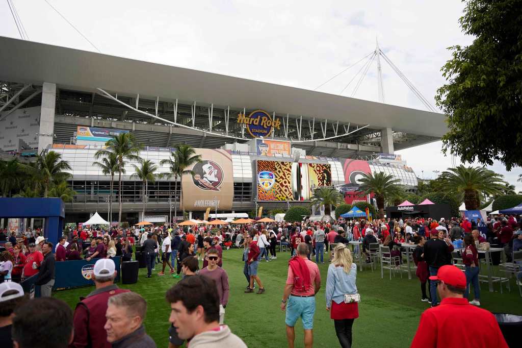 Una vista general fuera del estadio antes Hard Rock Stadium el 30 de diciembre de 2023 en Miami Gardens, Florida. 