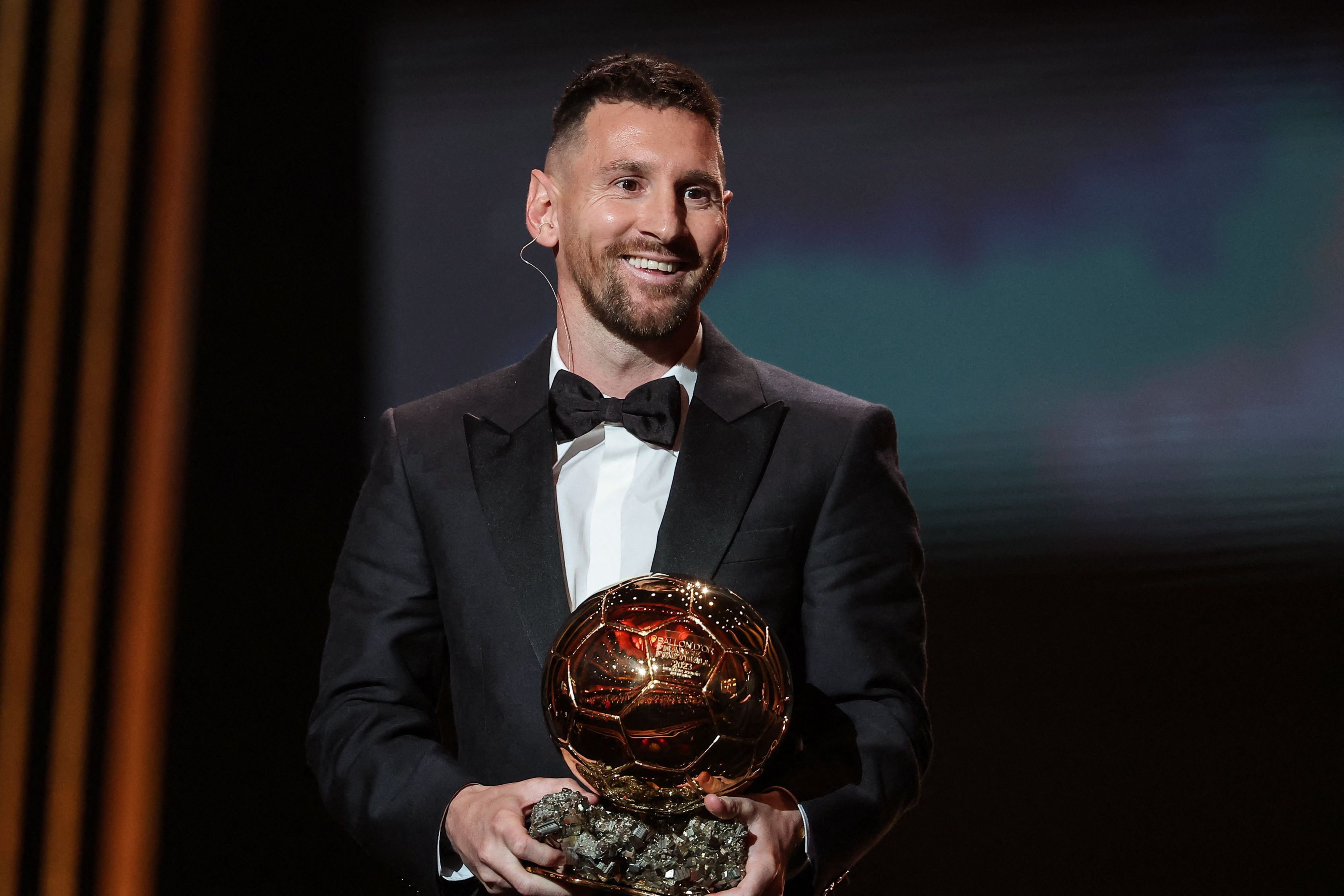 El delantero argentino del Inter Miami CF, Lionel Messi, recibe su octavo Balón de Oro.