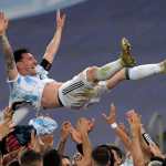 Messi es lanzado por los aires tras ganar la Copa América 2021 contra Brasil.