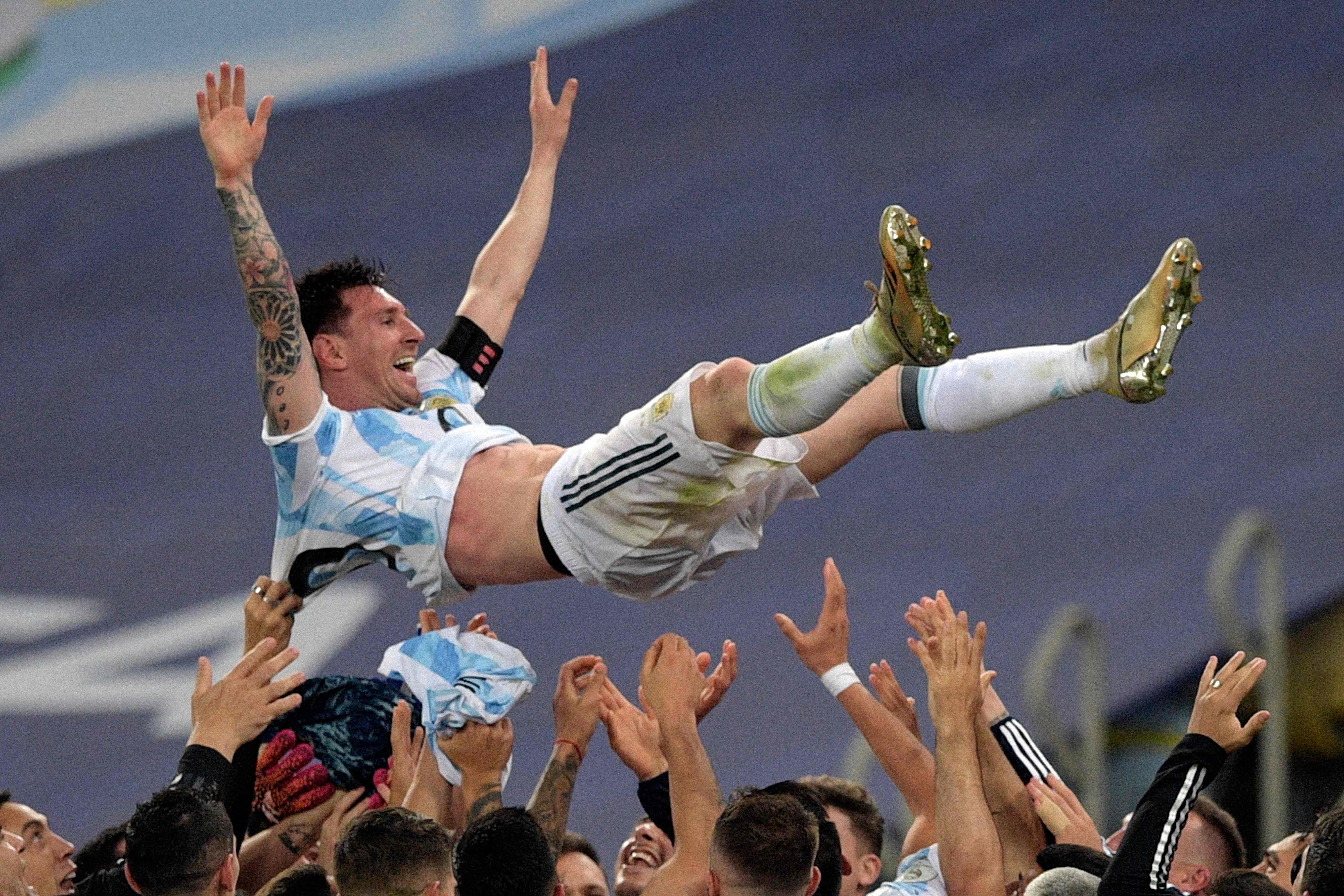Messi es lanzado por los aires tras ganar la Copa América 2021 contra Brasil.