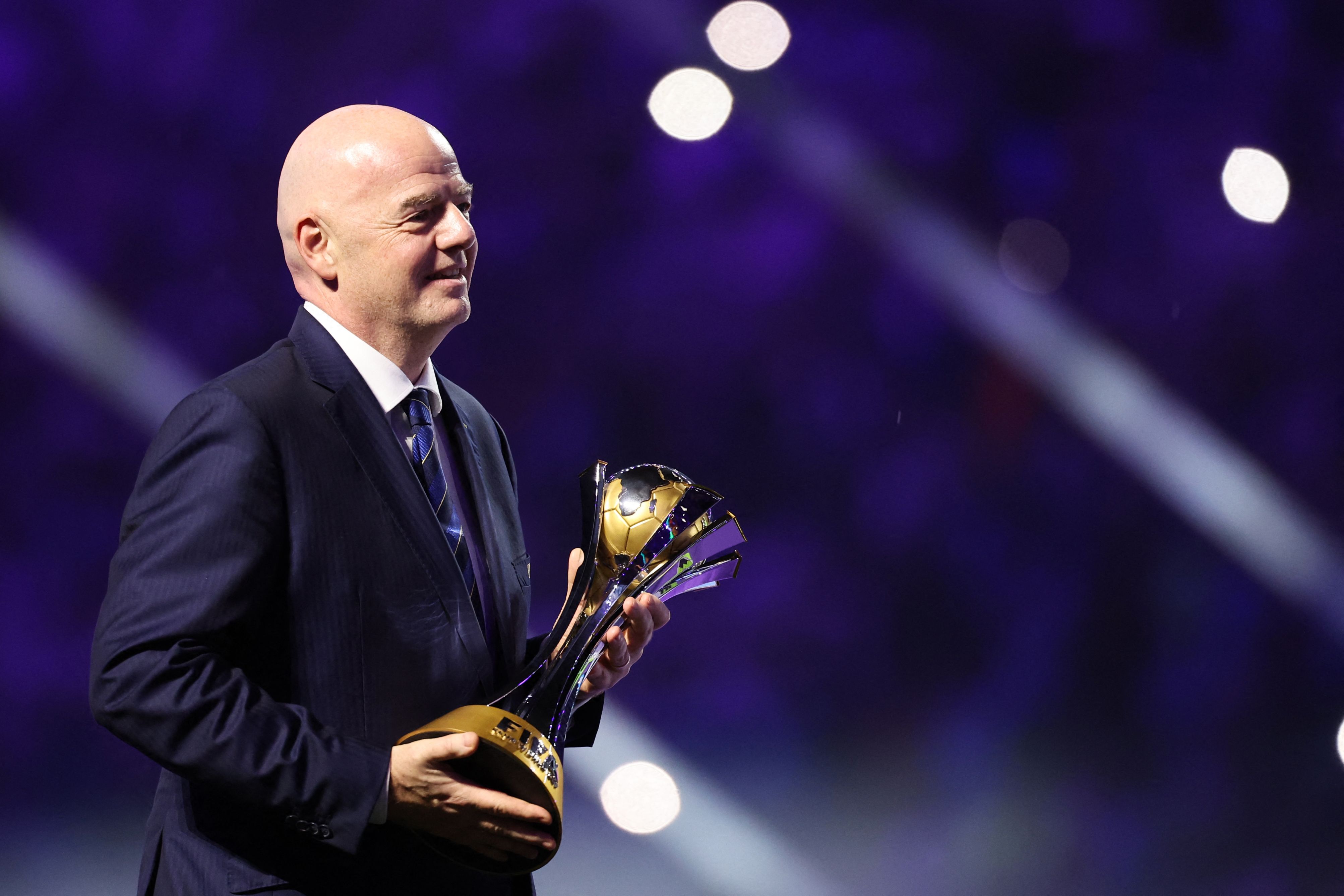 Gianni Infantino durante la ceremonia de premiación del pasado Mundial de Clubes con el anterior trofeo.