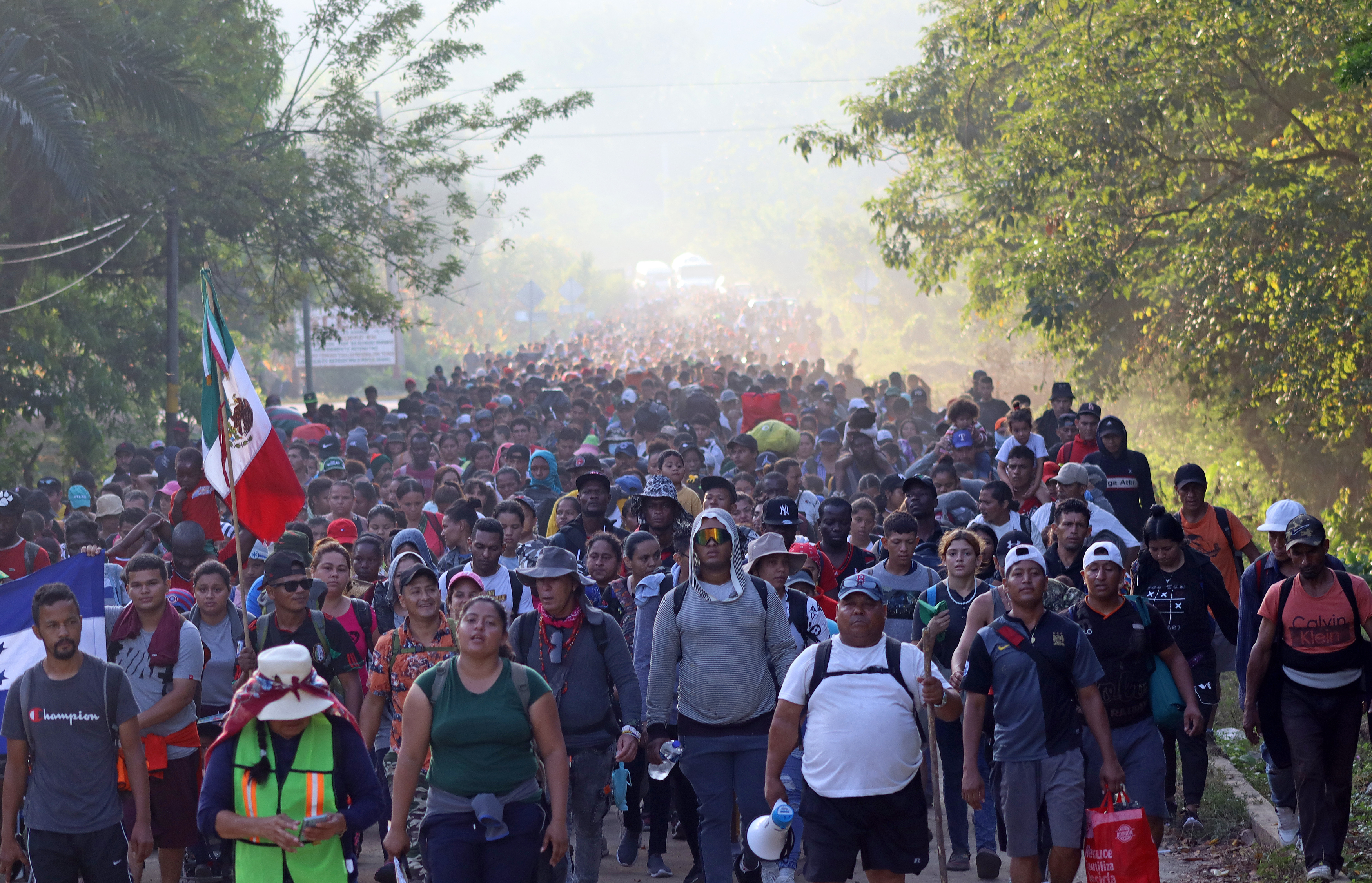 Caravana de migrantes M s de 6 mil personas viajan hacia M xico