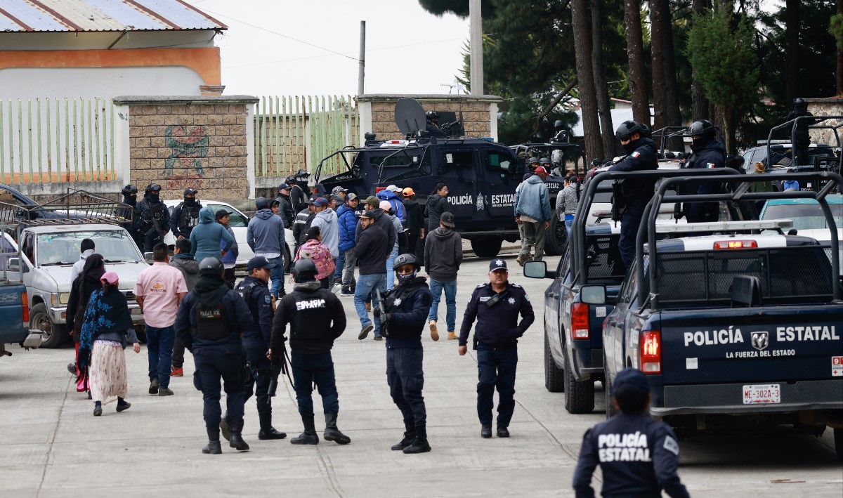 Miembros de la Policía Estatal resguardan el poblado de Texcapilla, en localidad de Texcaltitlán, en el céntrico Estado de México. (Foto Prensa Libre: EFE)