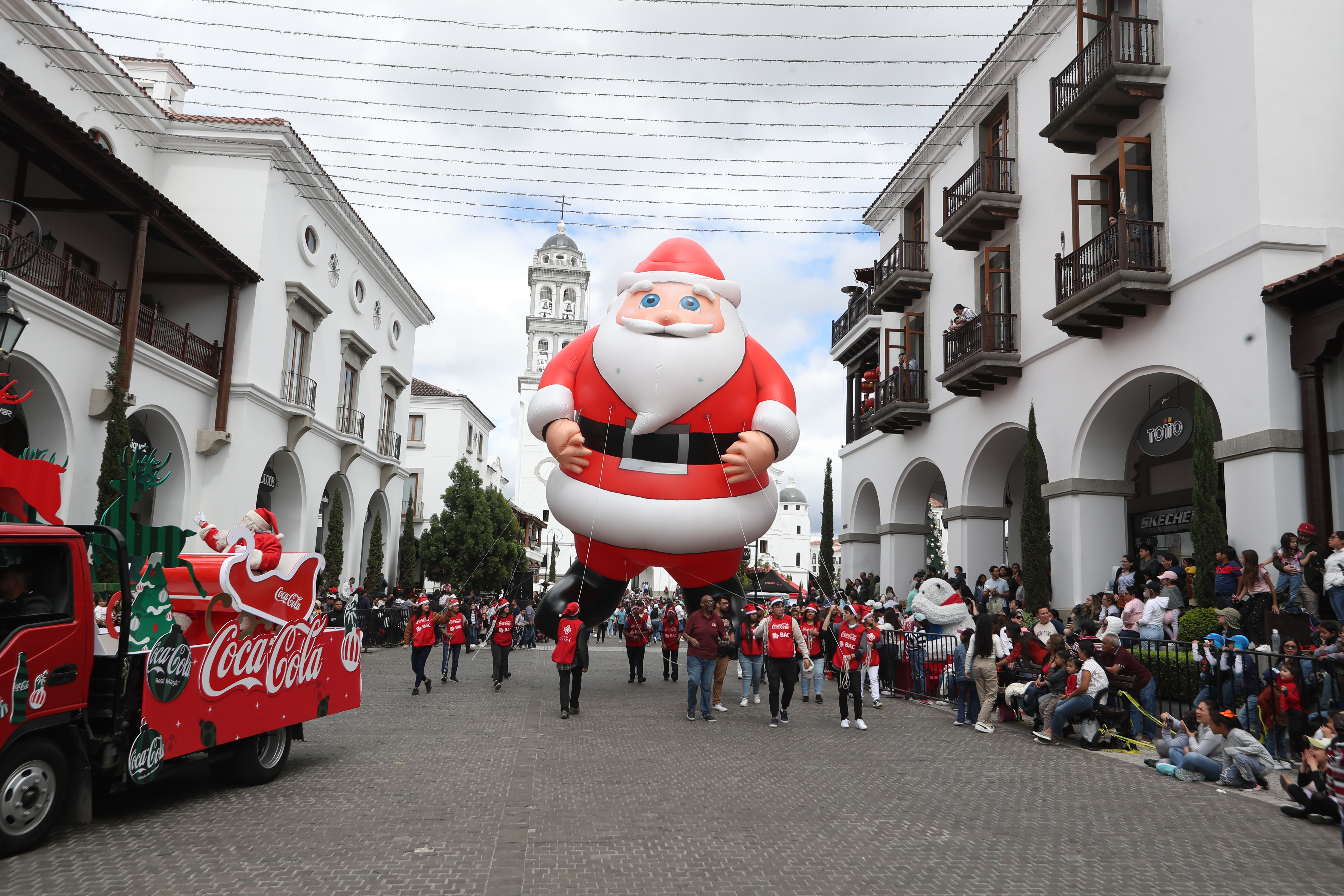 Desfile de Globos Gigantes en Cayalá efectuado en años pasados.