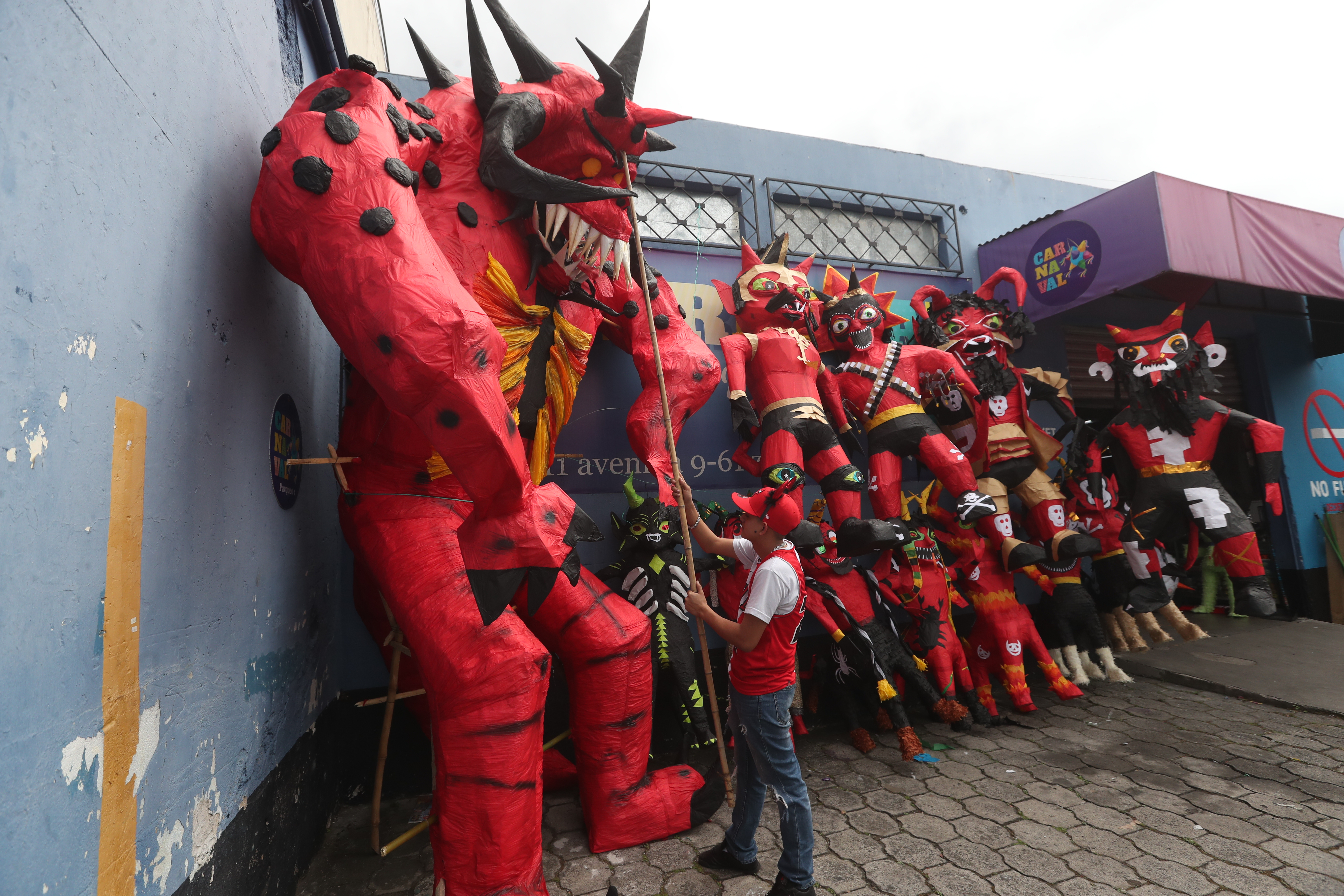 Piñatas alusivas a las quema del diablo del 7 de diciembre