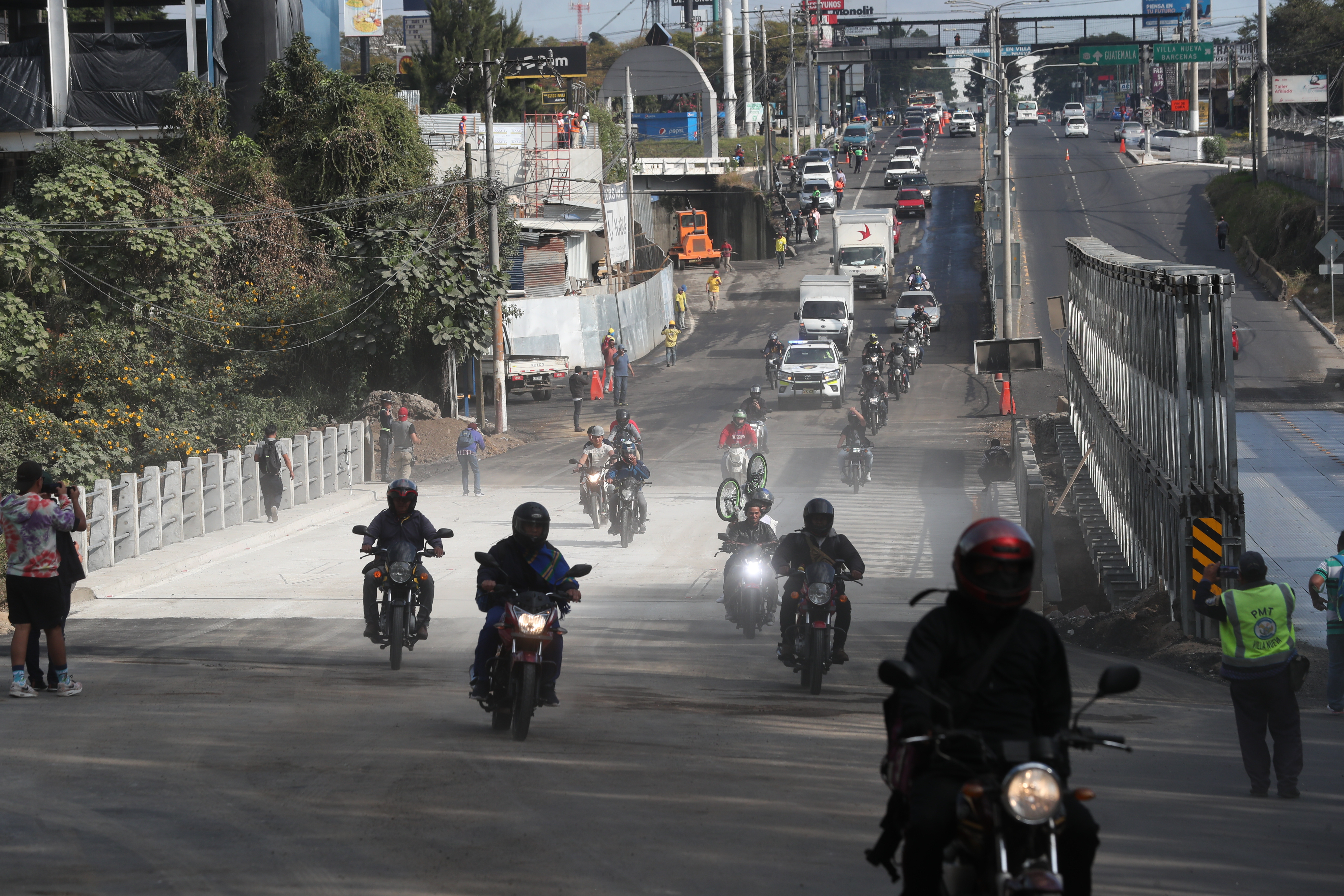Debido a un hundimiento en Villa Nueva, Covial habilitó puente provisional sobre km 17.5 de la ruta al Pacífico. (Foto Prensa Libre: Érick Ávila)