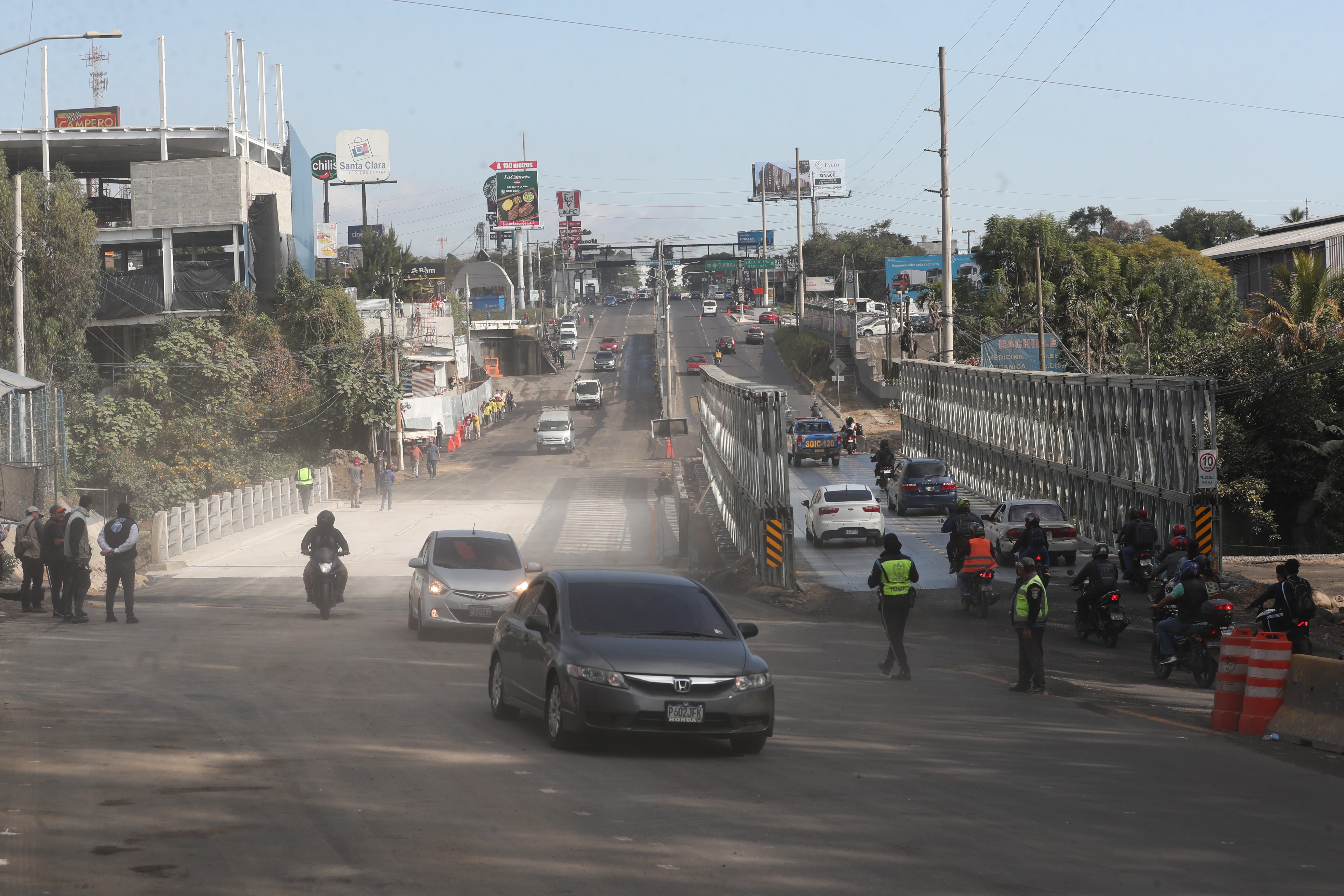 El puente temporal sobre km 17.5 de la ruta al Pacífico, en Villa Nueva, fue instalado a causa de un hundimiento. (Foto Prensa libre. Érick Ávila)