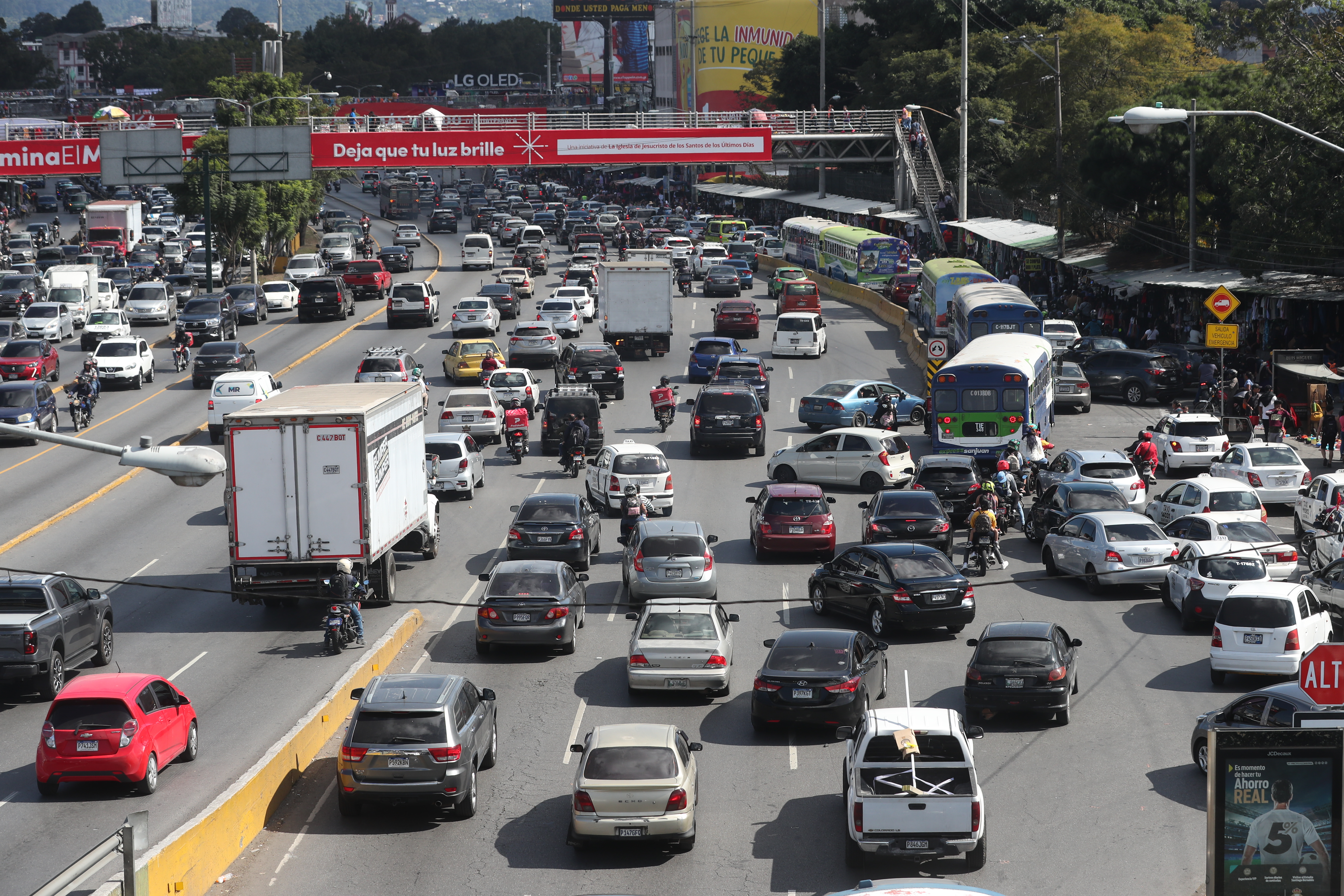 Medidas de ingreso en la Universidad de San Carlos y operativo del Ministerio Público contra taxis piratas dificulta la circulación vehicular este 18 de septiembre. (Foto Prensa Libre: Erick Avila). 