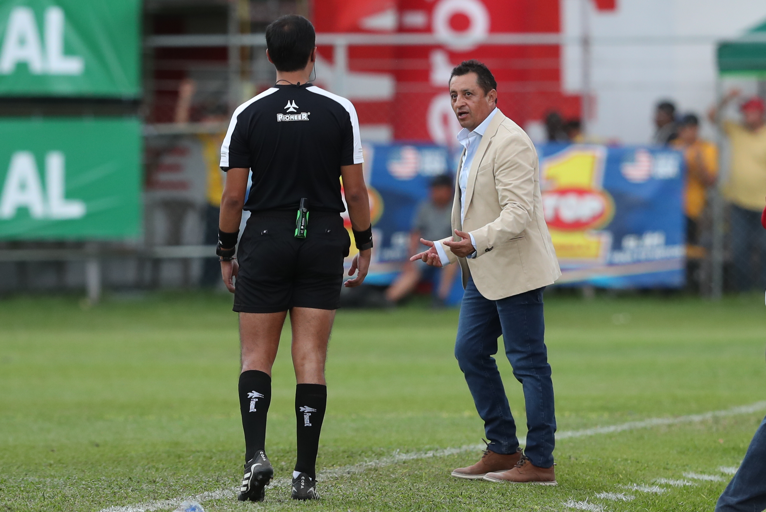 Roberto Montoya muestra su emoción tras el partido ante Xinabajul Huehue