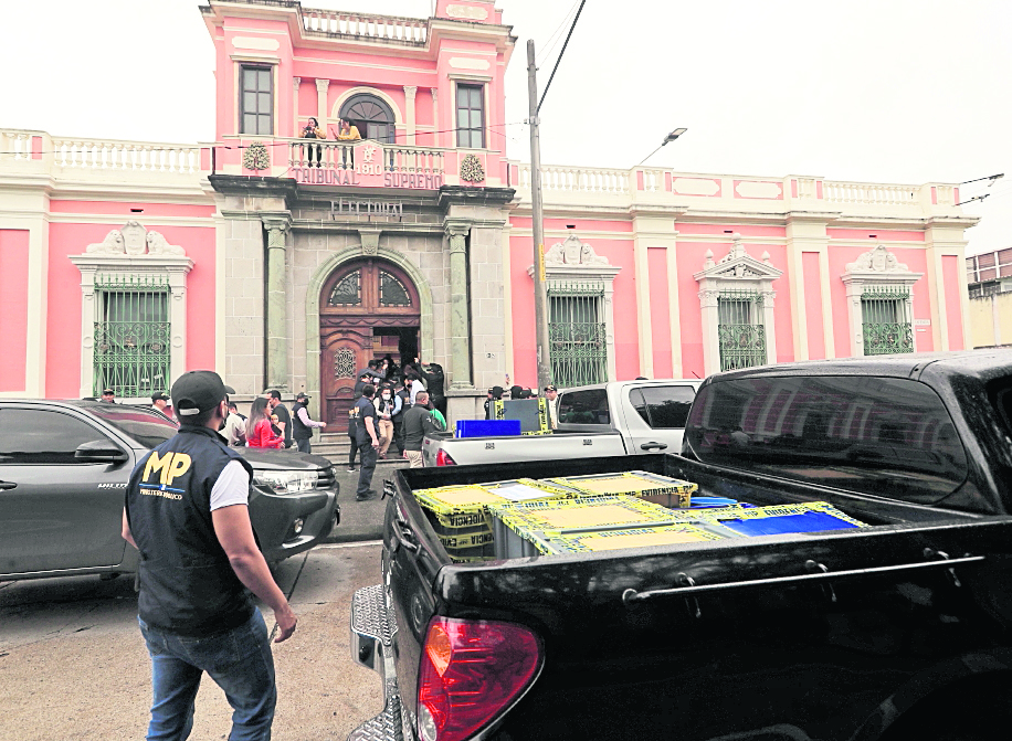 El sábado 30 de septiembre, el MP sustrajo varias cajas con actas electorales como parte de la investigación. (Foto Prensa Libre: Hemeroteca PL)

