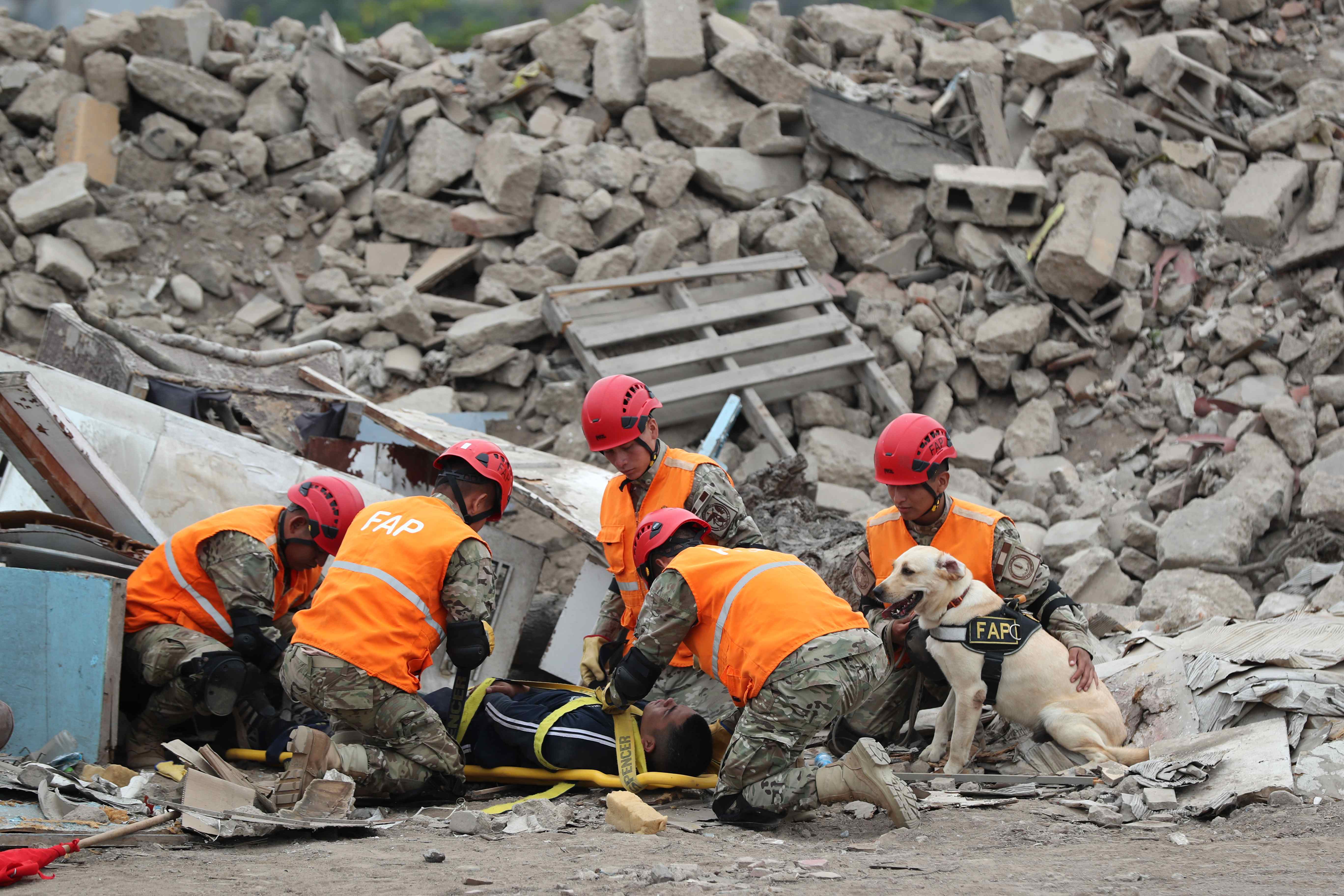 La presidente de Perú, Dina Boluarte, dijo vía virtual desde China:  "Esperamos que en las réplicas no surja una víctima", tras sismo de magnitud 7.2 durante la madrugada del 27 de junio. Imagen ilustrativa. (Foto Prensa Libre: EFE/ Paolo Aguilar).