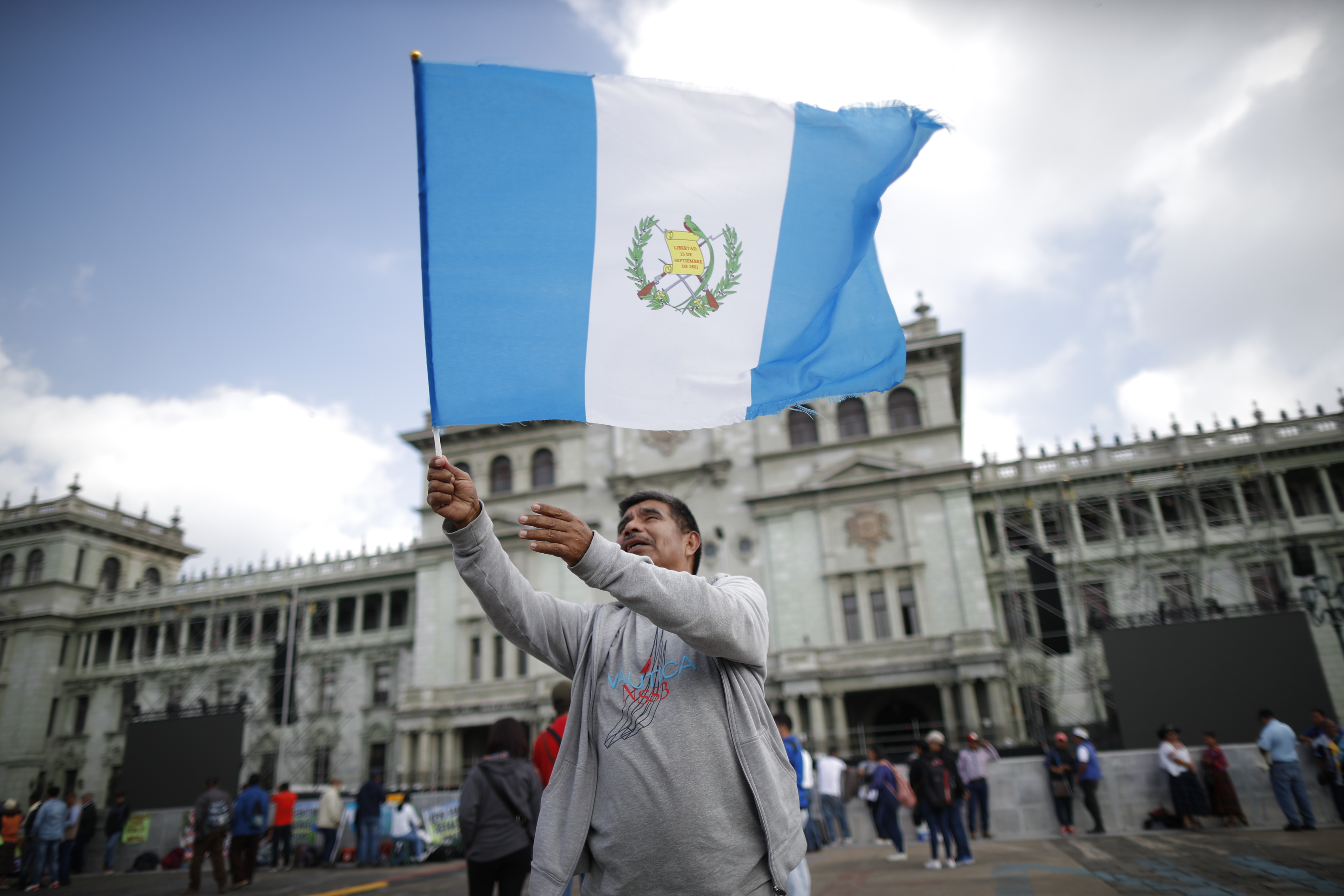 AME9579. CIUDAD DE GUATEMALA (GUATEMALA), 14/01/2024.- Un hombre ondea una bandera hoy, en la Plaza de la Constitución, antes de la ceremonia de investidura del entrante presidente Bernardo Arévalo de León, en Ciudad de Guatemala (Guatemala). Bernardo Arévalo de León juramentará hoy como el presidente de los guatemaltecos para el período 2024-2028. EFE/ Bienvenido Velasco