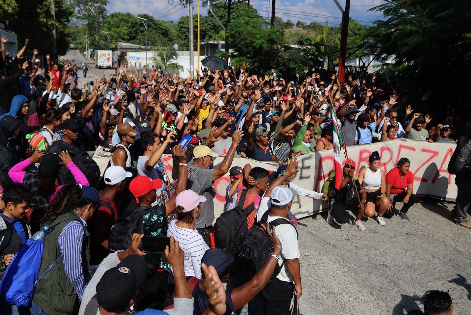 Caravana de miles de migrantes para y por este motivo se entrega a