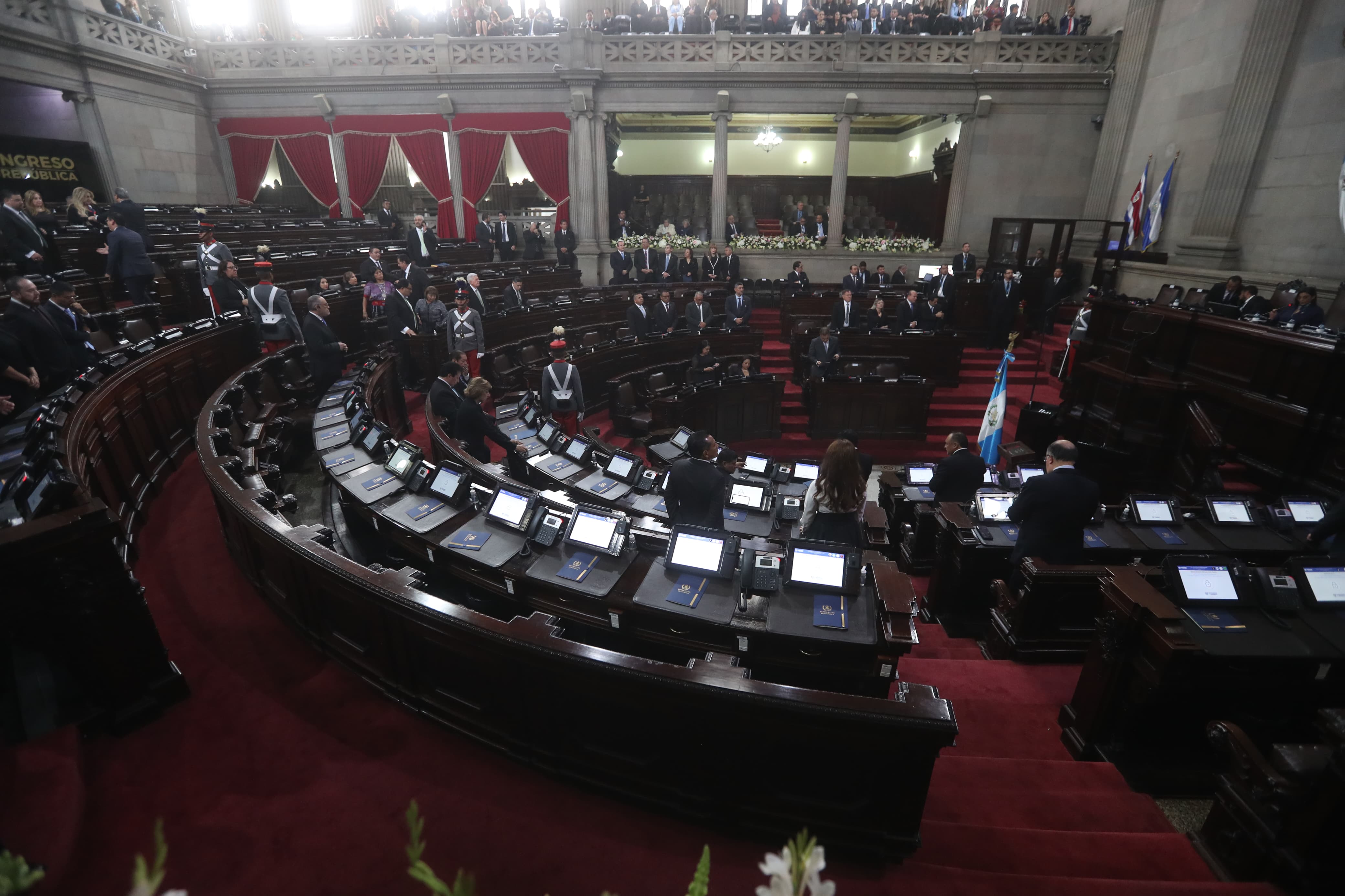 Con casi dos horas de retraso comenzó la Sesión Solemene en el Congreso de la República. (Foto Prensa Libre: Erick Ávila)