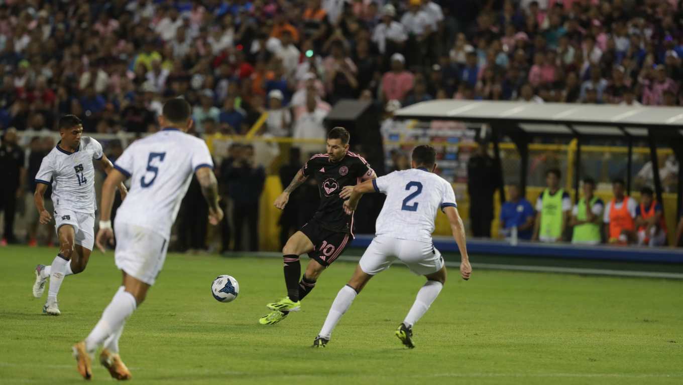 Messi en el partido ante El Salvador en el estadio Cuscatlán.