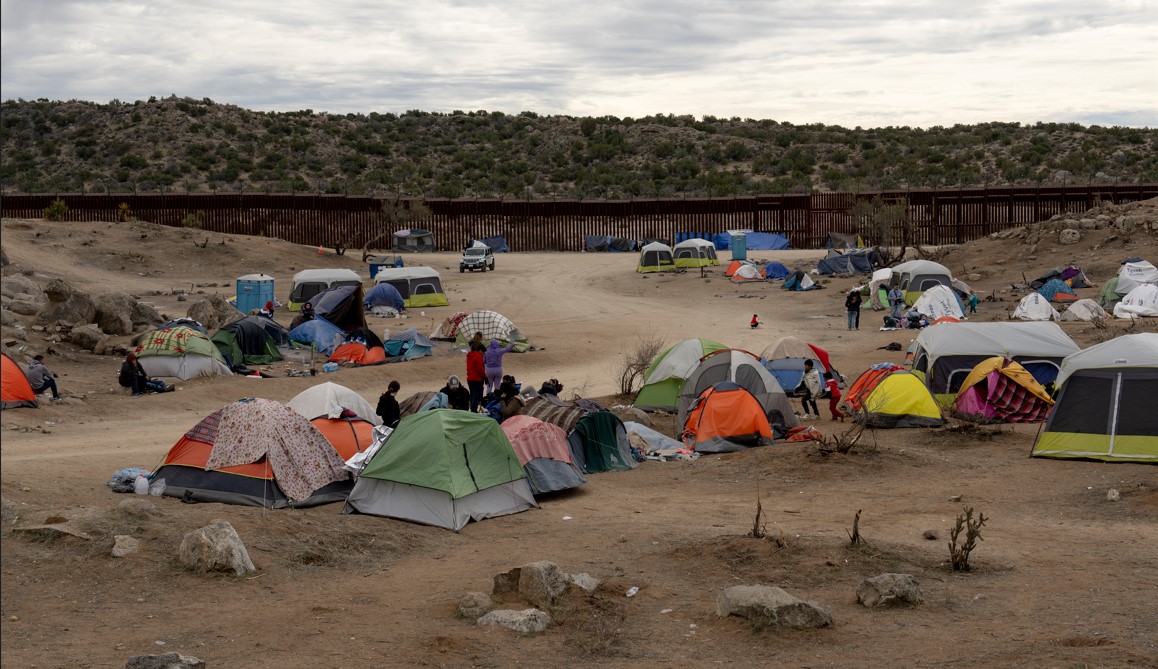 Un campamento de migrantes cerca de la frontera con México, en Jacumba Hot Springs, California, el 18 de diciembre de 2023. (Erin Schaff/The New York Times)