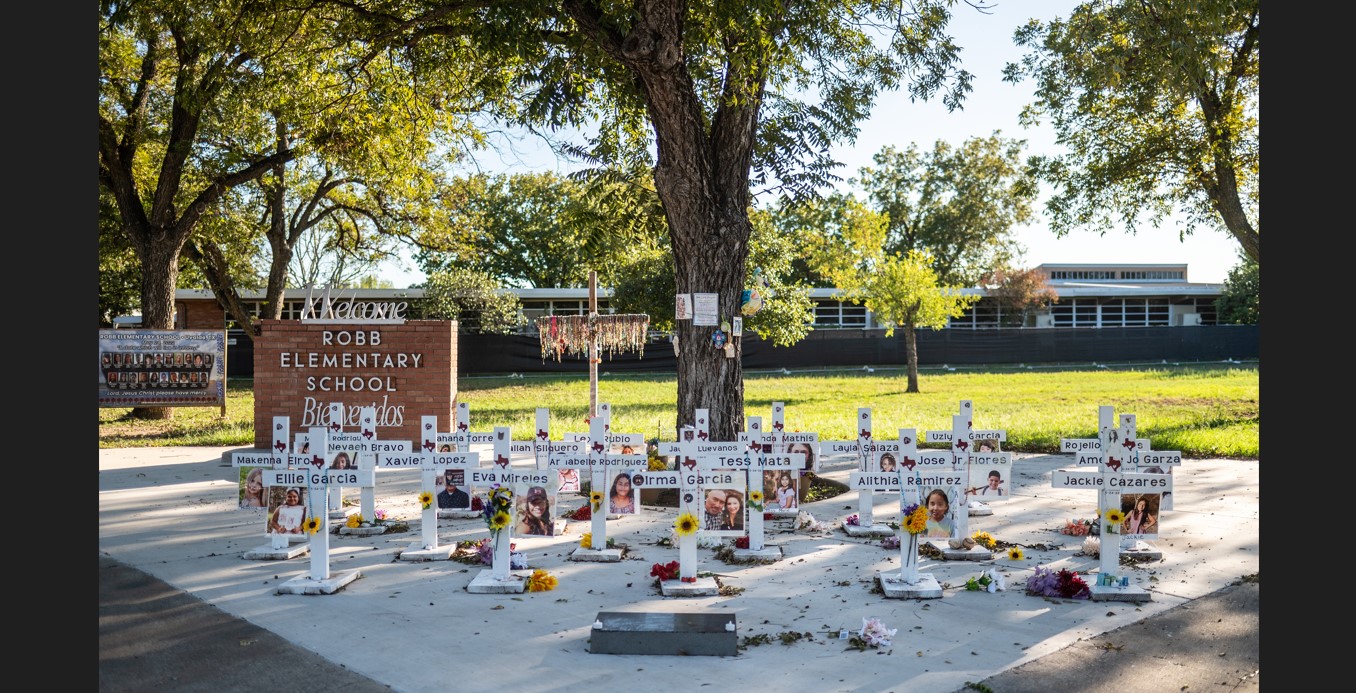 Un monumento conmemorativo frente a la Escuela Primaria Robb en Uvalde, Texas, el 18 de octubre de 2023. (Sergio Flores/The New York Times)