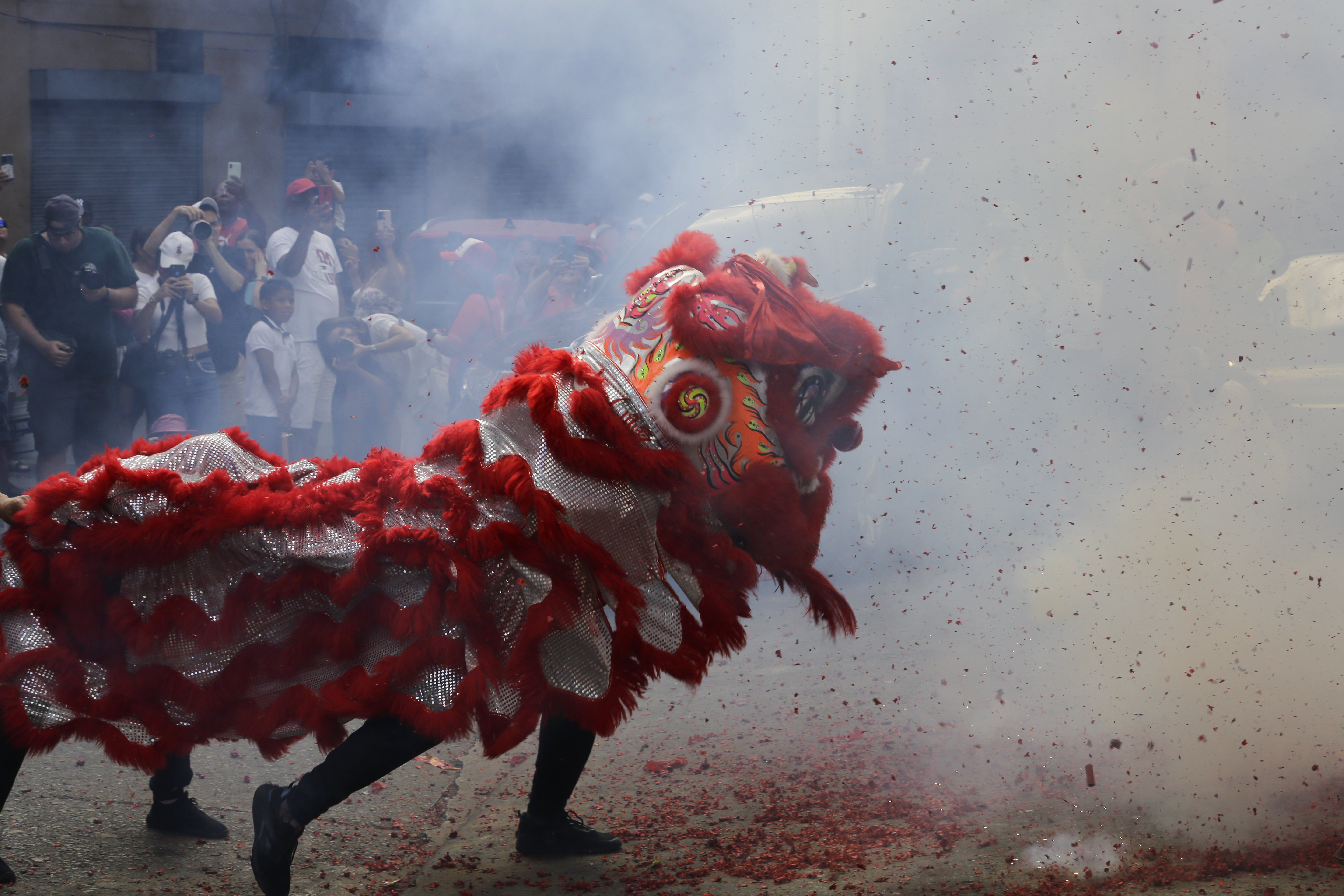 Artistas presentan la Danza del León y el Dragón en una celebración de Año Nuevo chino.  (Foto Prensa Libre: EFE)