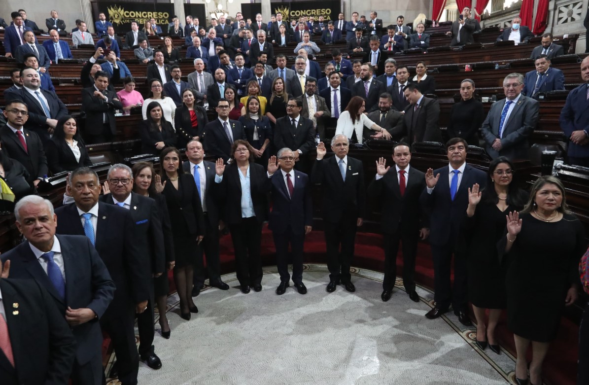 Los 13 magistrados de la nueva CSJ de Guatemala son juramentados en el Congreso de la República. (Foto Prensa Libre: Érick Ávila)