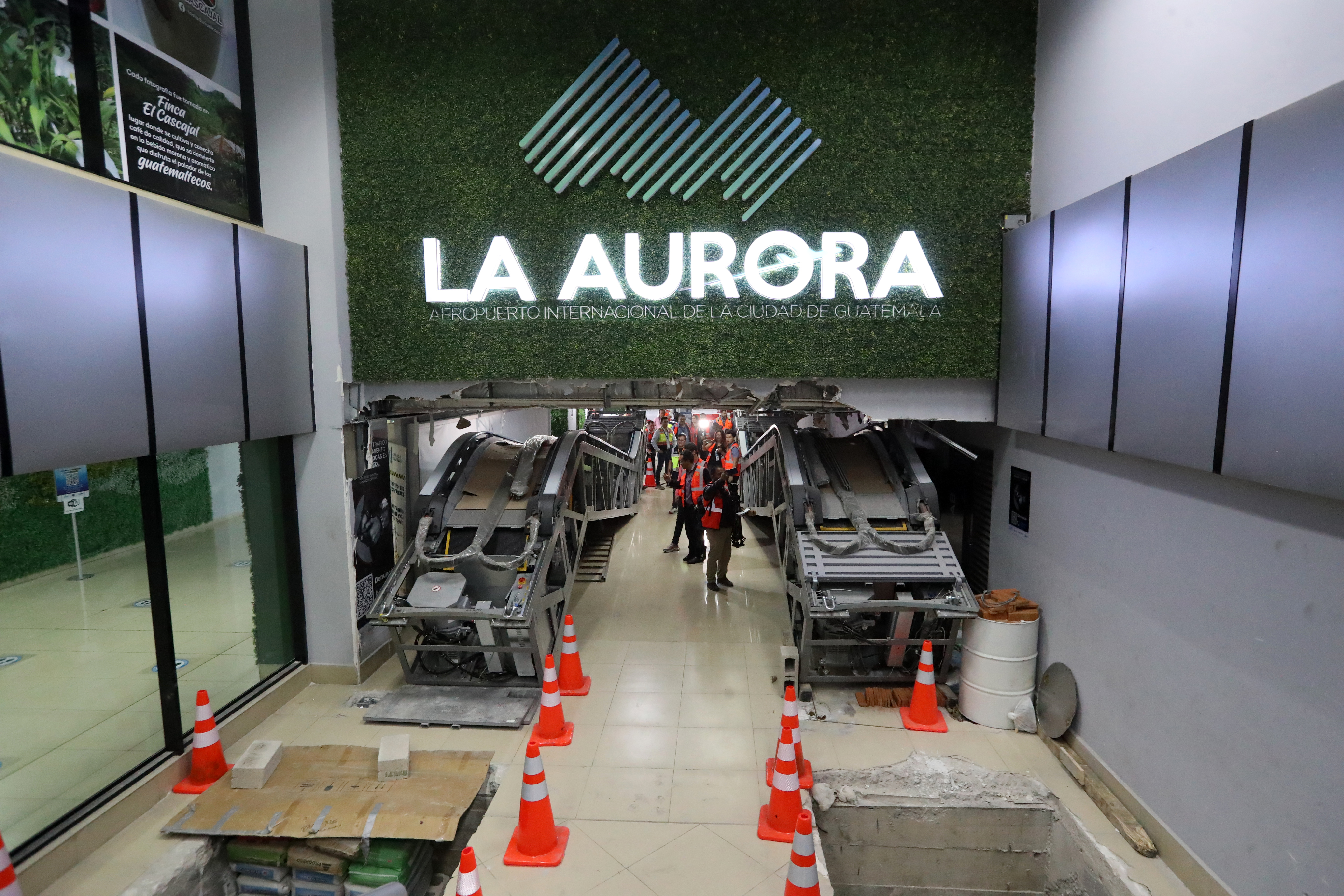 Las gradas que la DGAC compró para el aeropuerto La Aurora no cumplieron con las especificaciones técnicas establecidas. (Foto Prensa Libre: María Renée Barrientos)