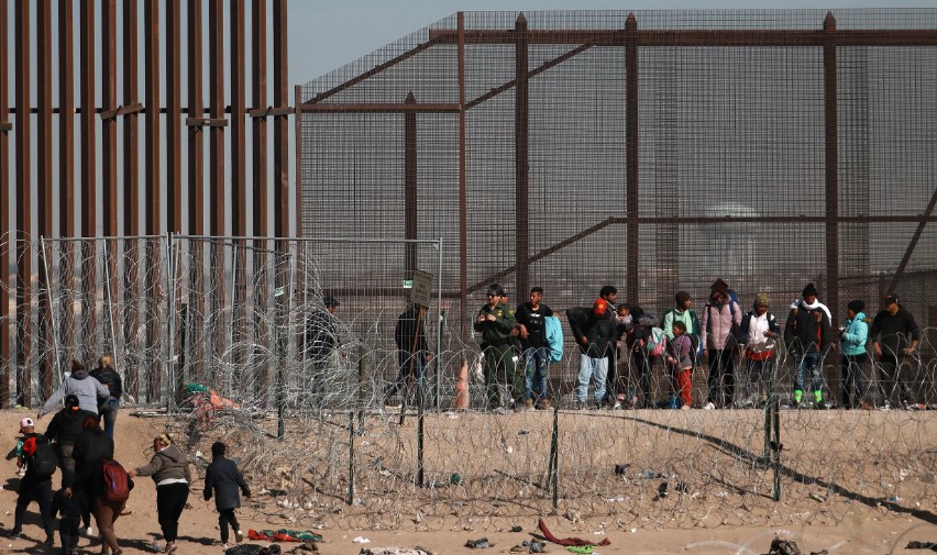 Las fronteras de EE. UU. afrontan una llegad masiva de migrantes. (Foto Prensa Libre: EFE)