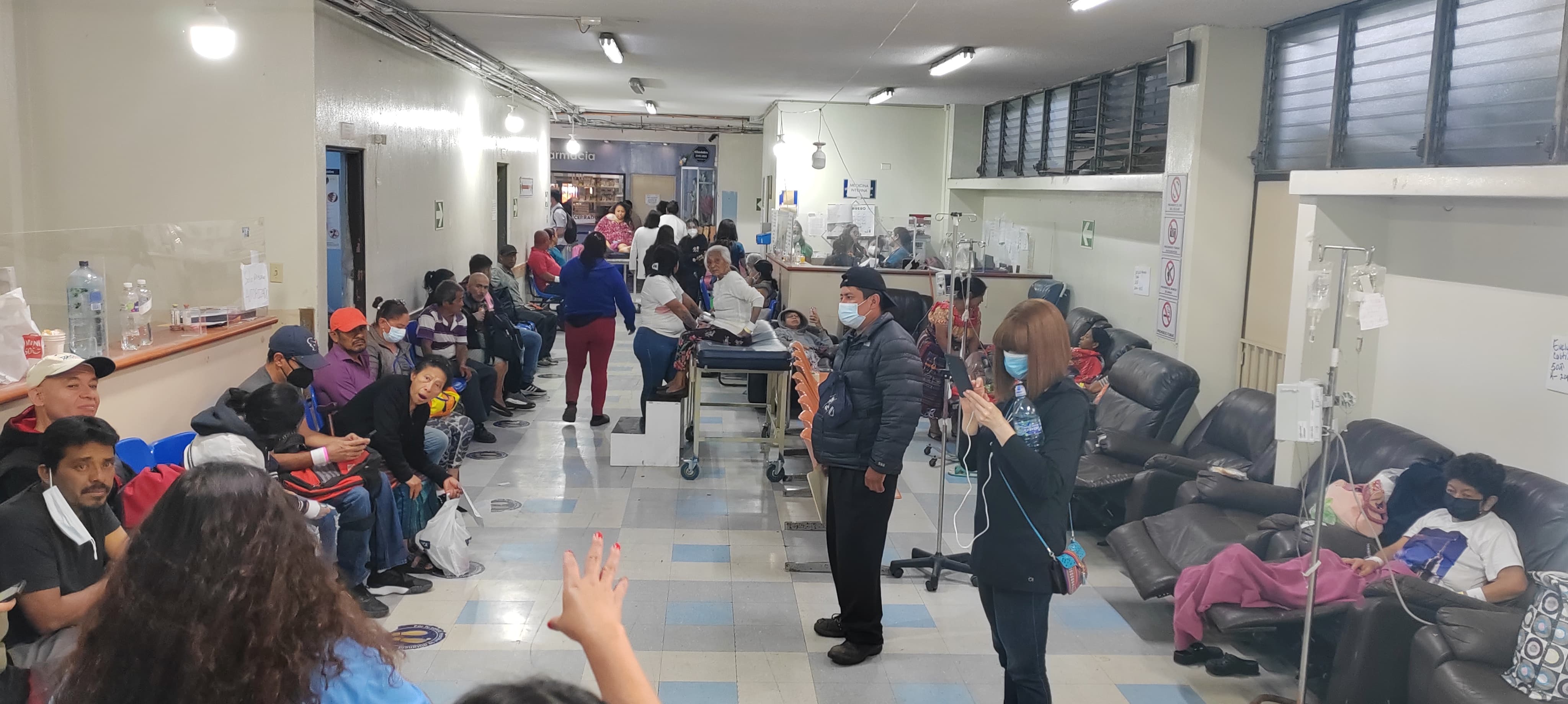 Saturación en la emergencia del Hospital General San Juan de Dios. (Foto Prensa Libre: Byron Rivera)