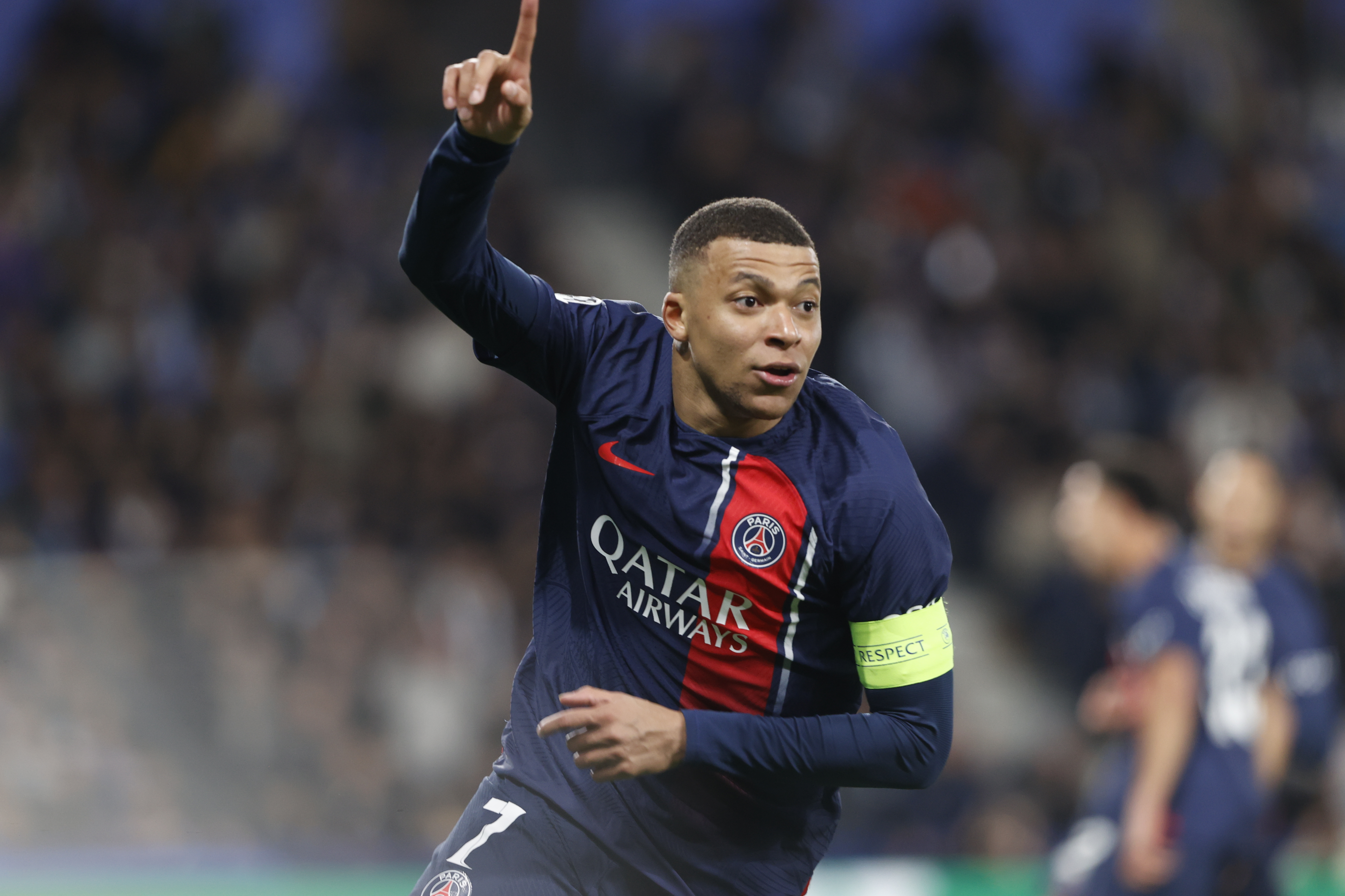 SAN SEBASTIÁN, 05/03/2024.- El delantero del PSG Kylian Mbappé celebra su segundo gol ante la Real Sociedad, durante el encuentro de vuelta de octavos de final de Liga de Campeones que Real Sociedad y París Saint-Germain disputan este martes en el estadio Reale Arena, en San Sebastián. EFE/Juan Herrero