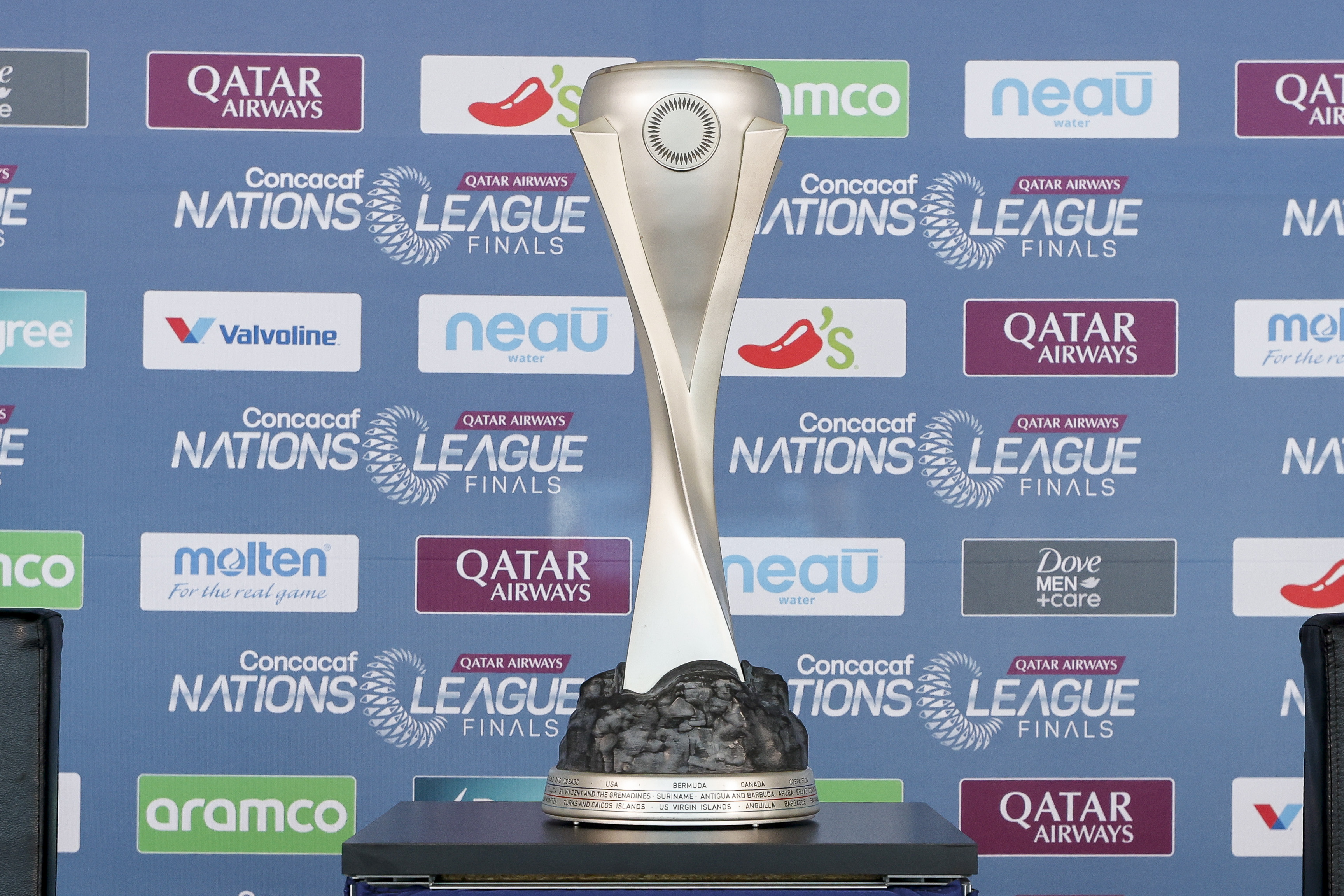 El trofeo de la Liga de Naciones de la Concacaf en una conferencia de prensa.