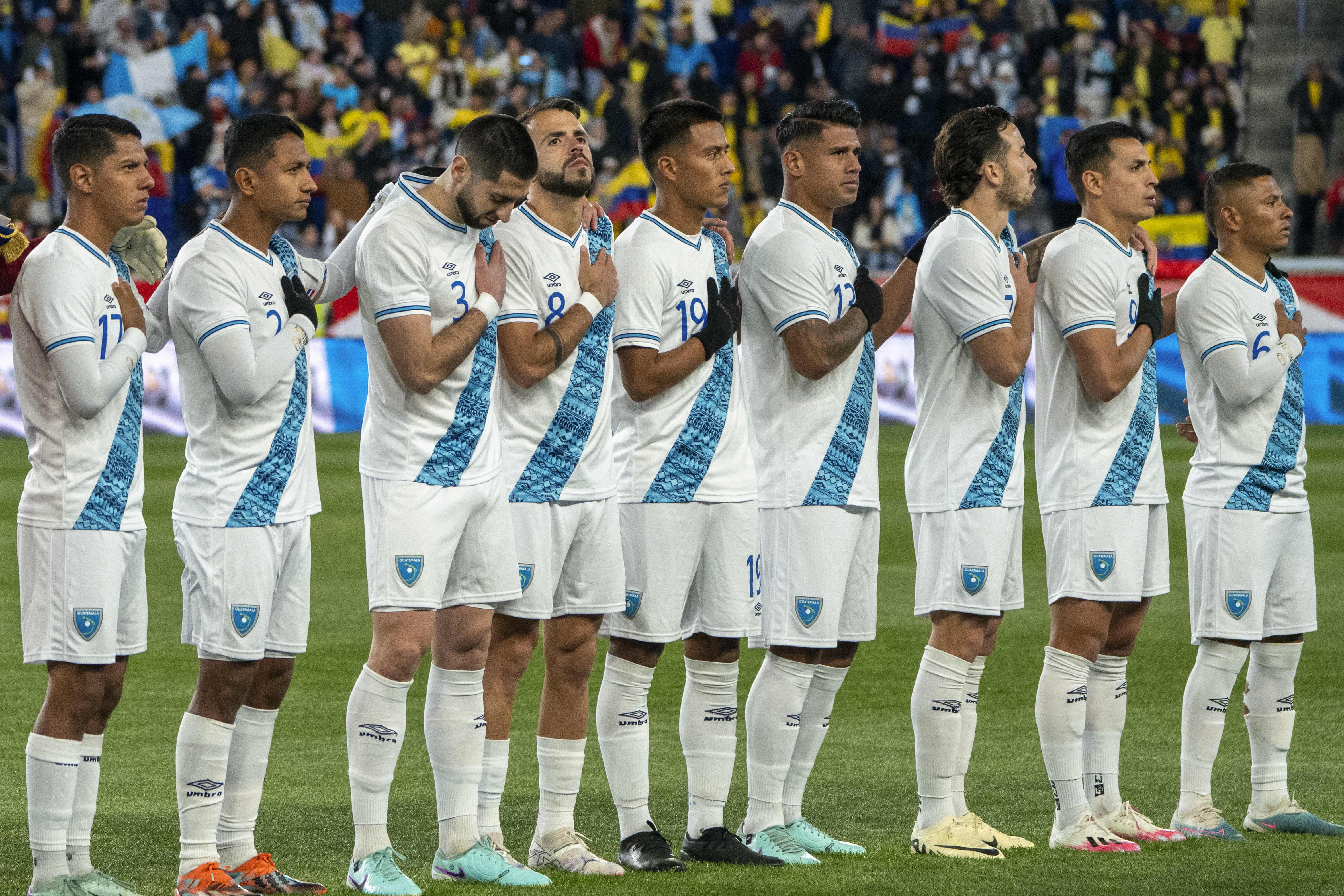 Jugadores de la Selección de Guatemala durante la presentación de un partido contra El Salvador.