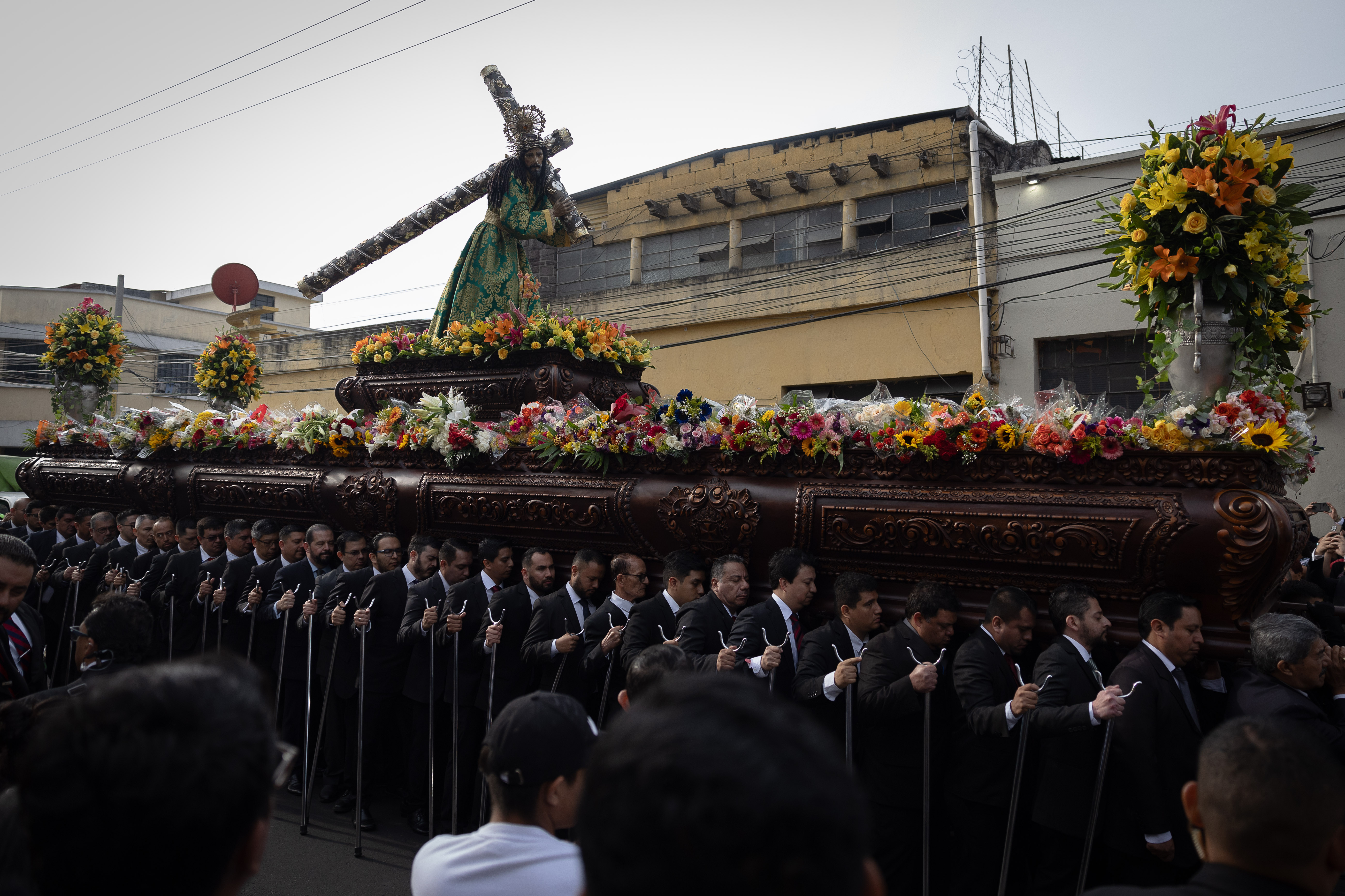 procesión en Ciudad de Guatemala. La procesión se realiza cada Semana Santa desde hace 374 años, nutrida por miles de fieles católicos que lanzaban ramos de flores al anda procesional.