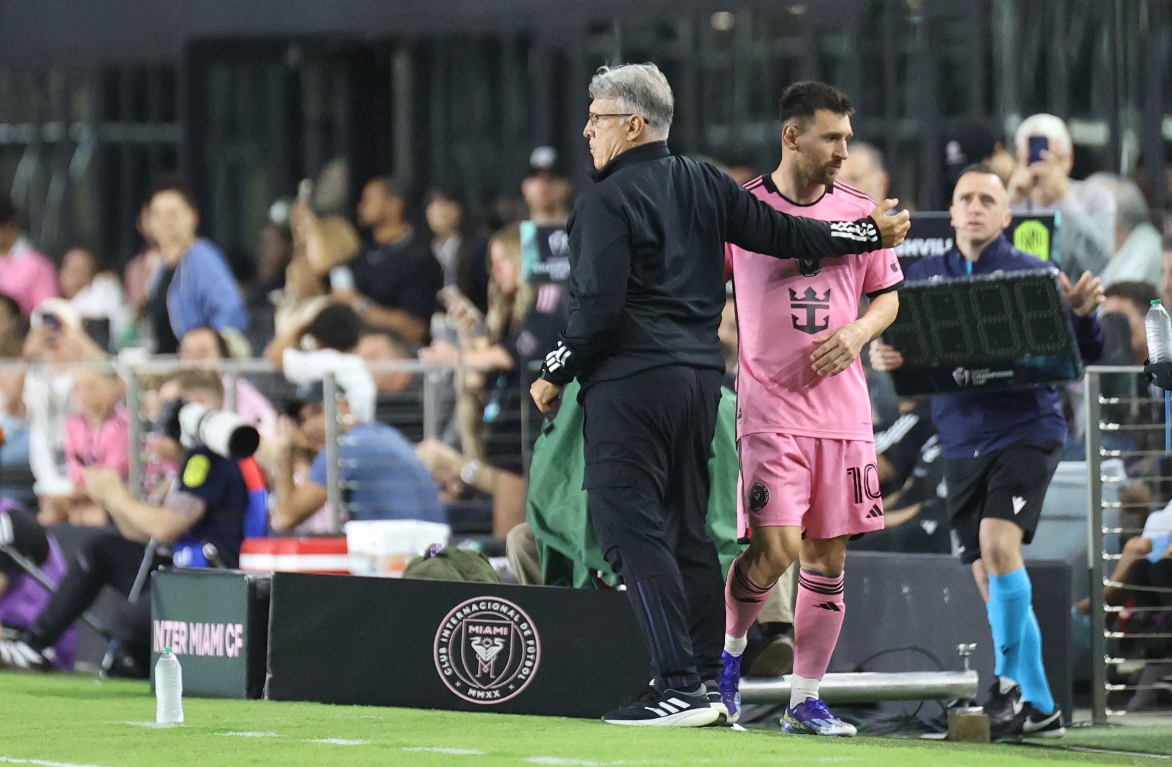 Gerardo Martino habla con Lionel Messi después de su salida del partido la noche del 13 de marzo.