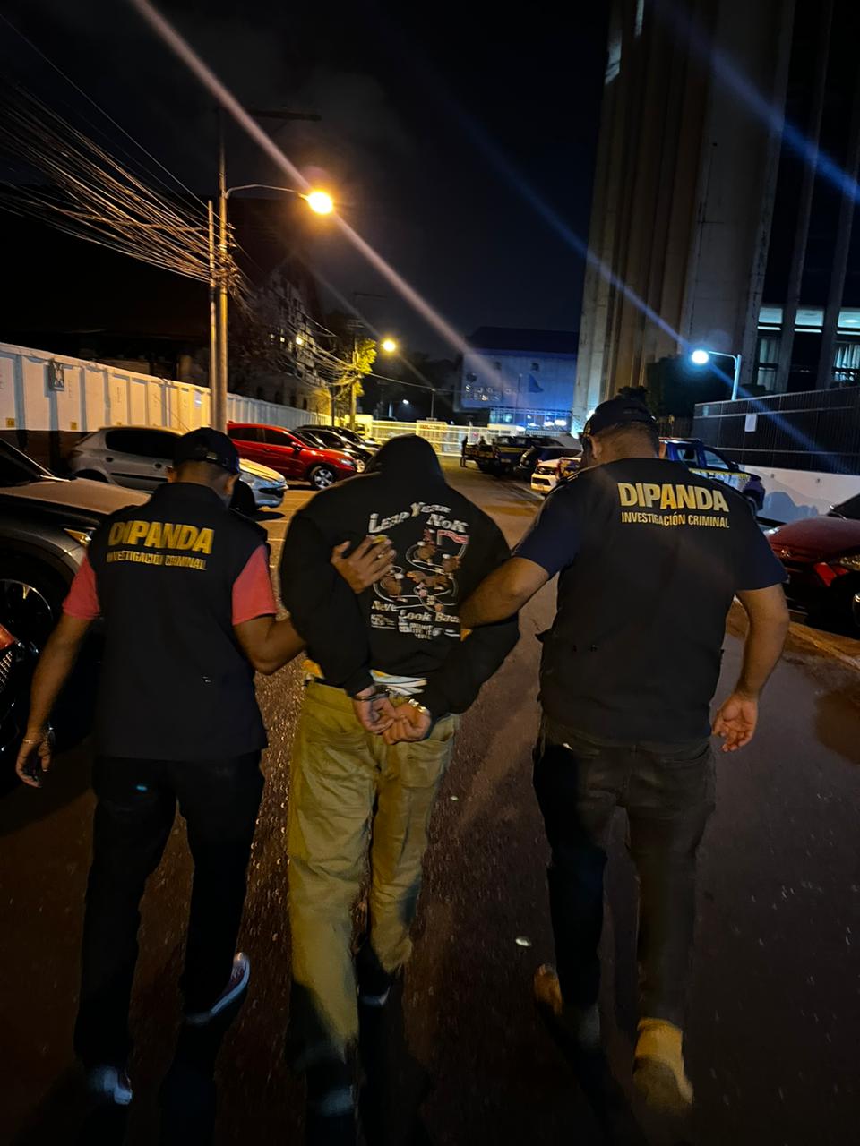 A un hombre capturado en la zona 7 se le decomisaron más de cinco mil cápsulas con droga. (Foto Prensa Libre: PNC)