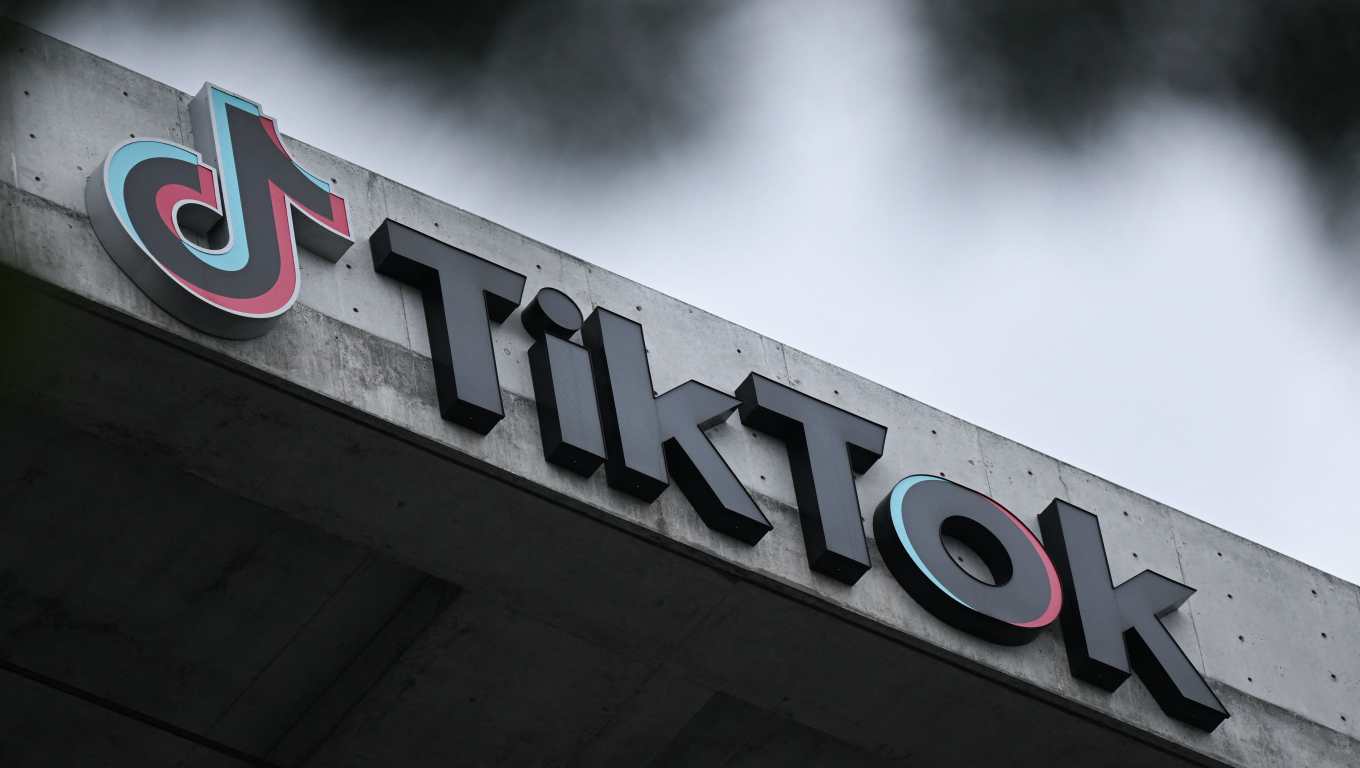 TikTok enfrenta señalamientos en Italia por haber permitido la visualización de un reto de autolesiones en su plataforma.  (Photo by Patrick T. Fallon / AFP)