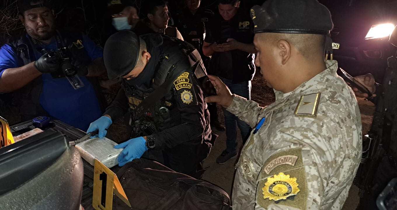 PNC captura a dos individuos en Zacapa, donde se les decomisó droga y dinero en efectivo. (Foto Prensa Libre: PNC)