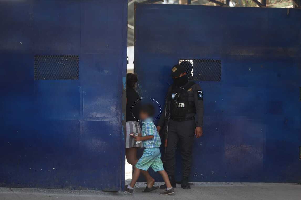 Este es uno de los ingresos a la cárcel de Pavón, en Fraijanes, Guatemala, donde el 20 de marzo las autoridades arrestaron a guardias de presidios sindicados de integrar una red de trata y explotación sexual. (Foto Prensa Libre: Juan Diego González).