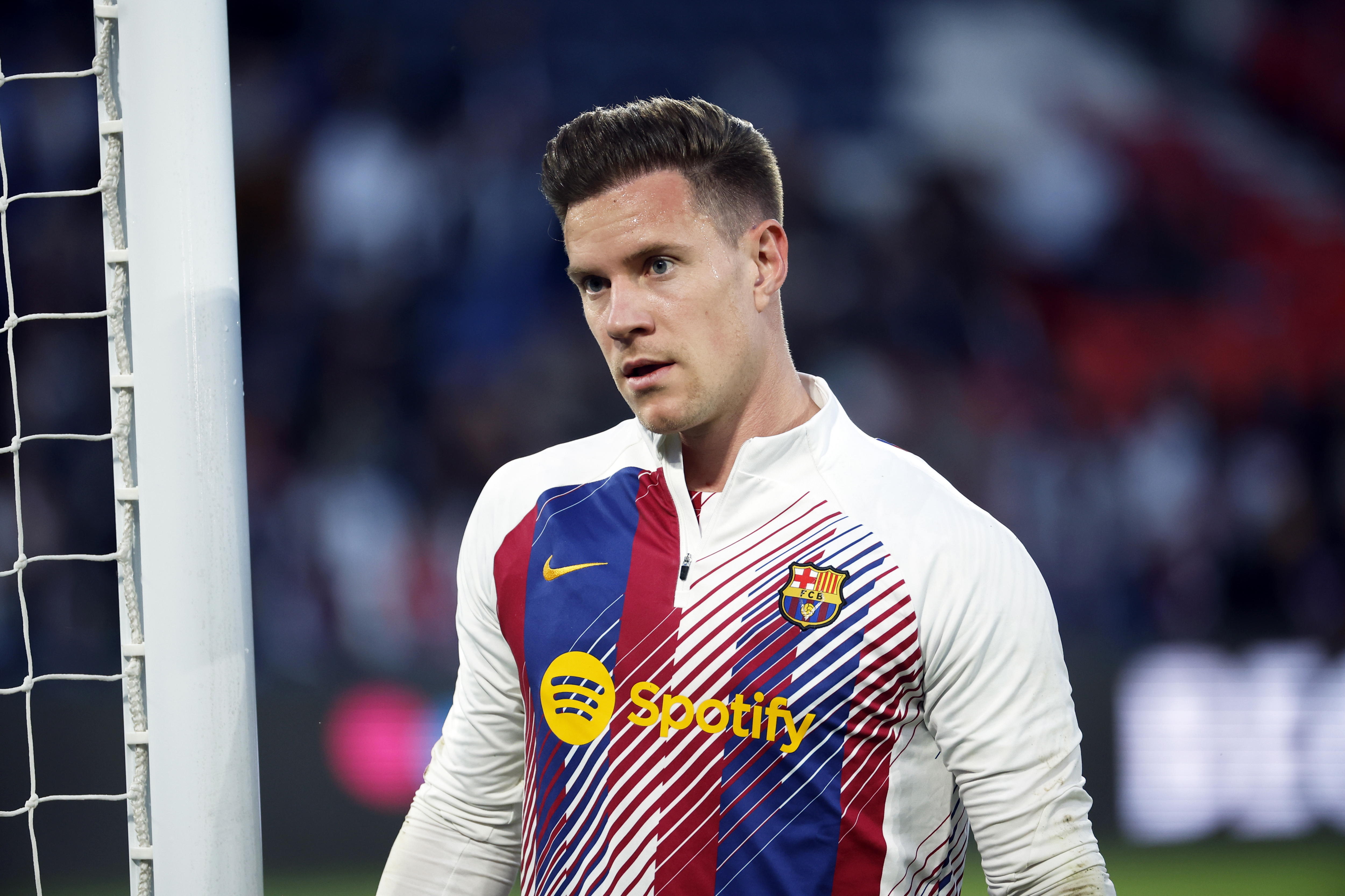 Paris (France), 09/04/2024.- Barcelona goalkeeper Marc-Andre ter Stegen warms up before the UEFA Champions League quarter-finals, 1st leg soccer match between Paris Saint-Germain and FC Barcelona, in Paris, France, 10 April 2024. (Liga de Campeones, Francia) EFE/EPA/YOAN VALAT